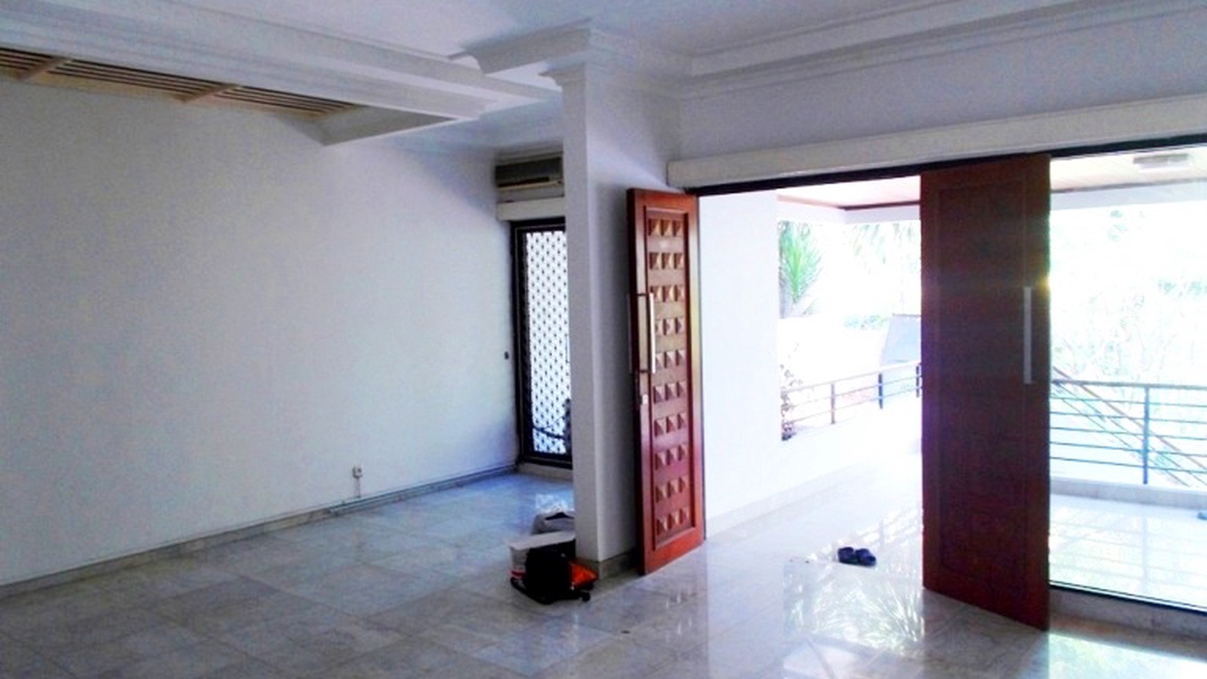 Nice House in the Compound...Very Quiet & Secure Area....Close to JIS...