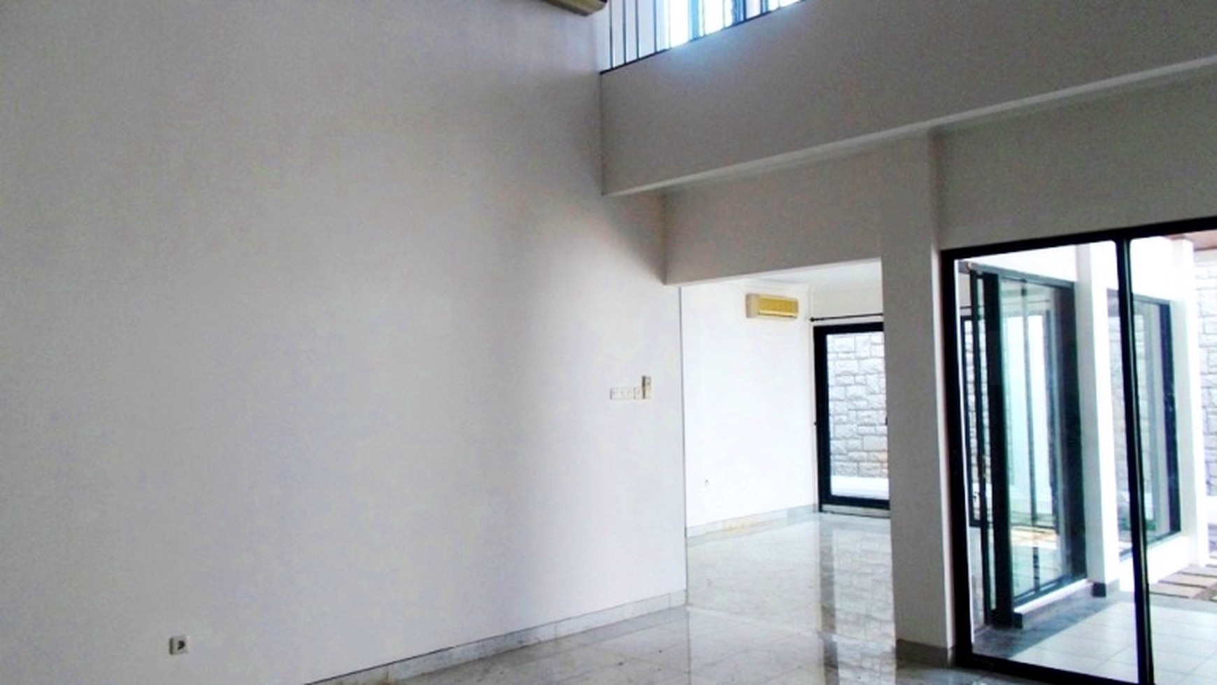 Nice House in the Compound...Very Quiet & Secure Area....Close to JIS...