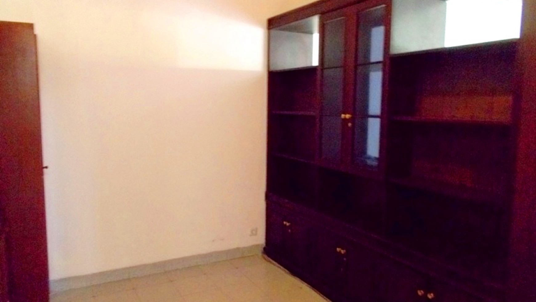 Nice House in the Compound...Very Quiet & Secure Area....Close to JIS...