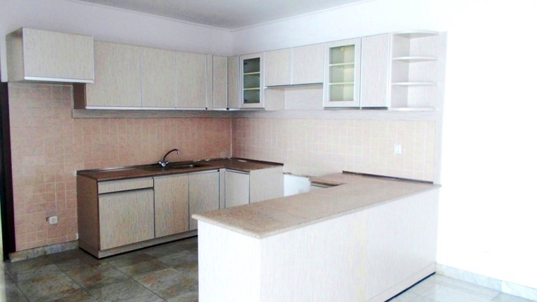 Nice House in the Compound...Very Quiet & Secure Area....Close to JIS...