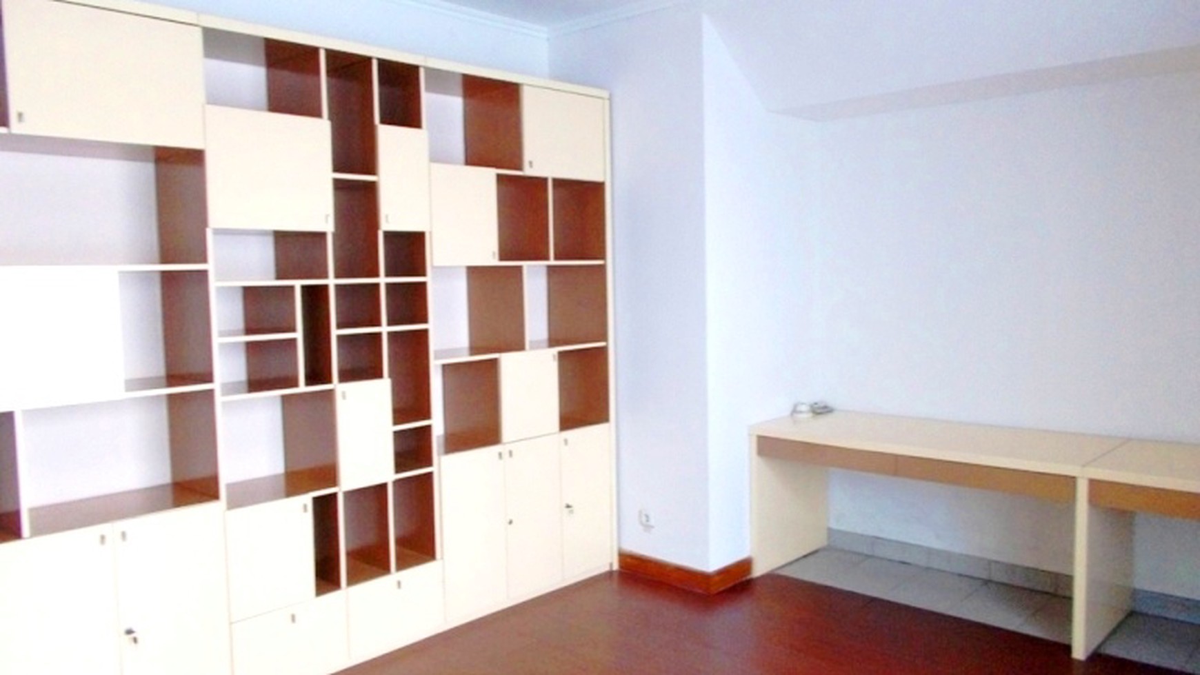 Nice House in the Compound...Very Quiet & Secure Area....Close to JIS...