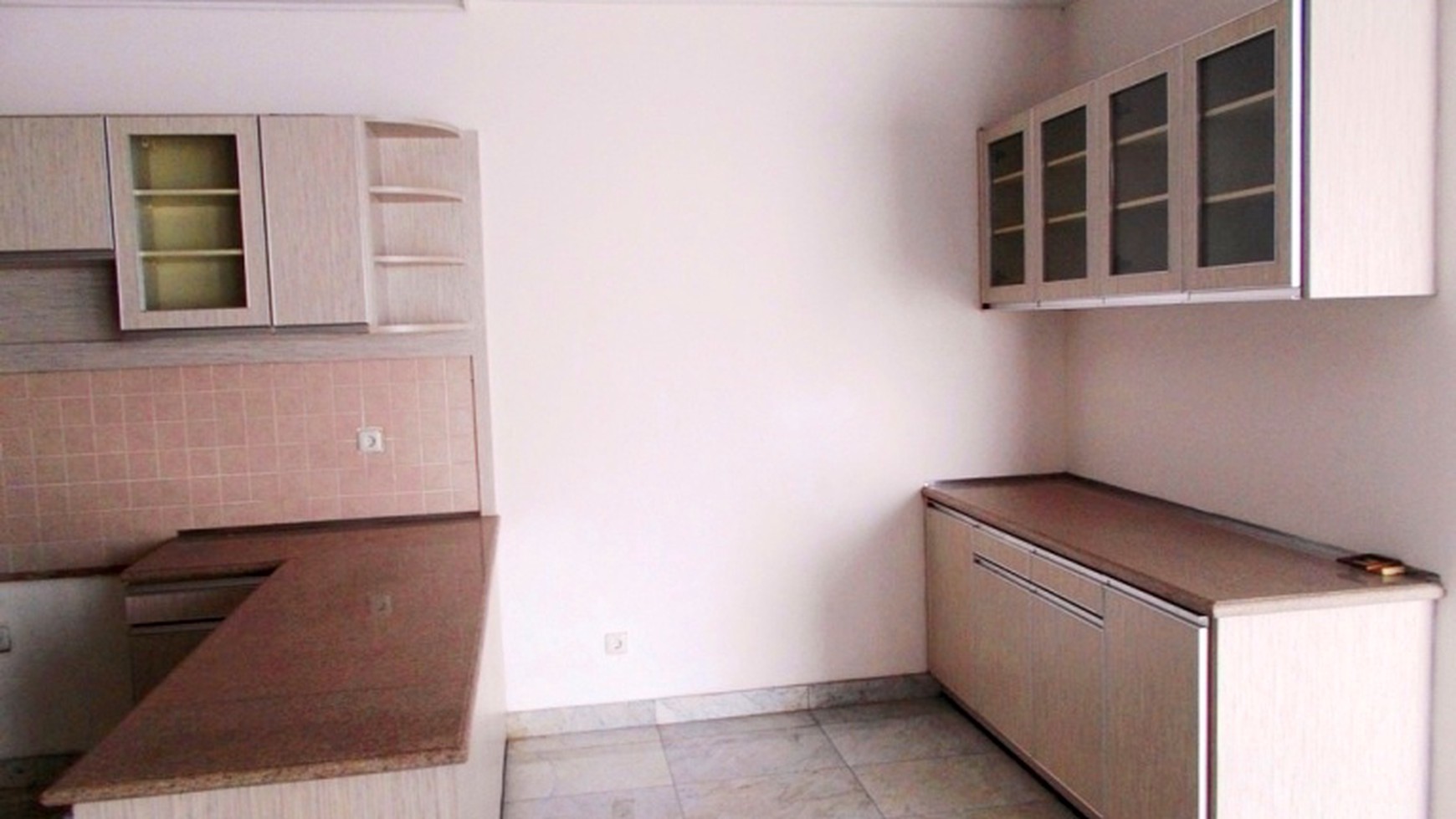 Nice House in the Compound...Very Quiet & Secure Area....Close to JIS...