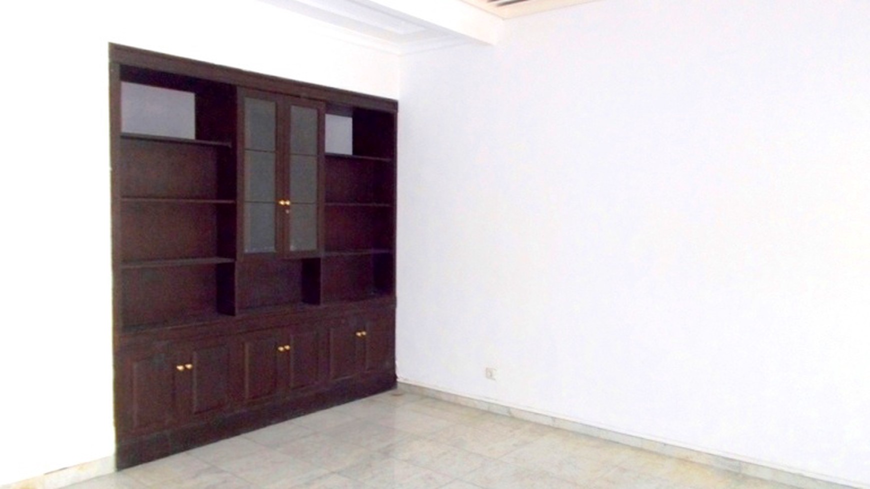 Nice House in the Compound...Very Quiet & Secure Area....Close to JIS...