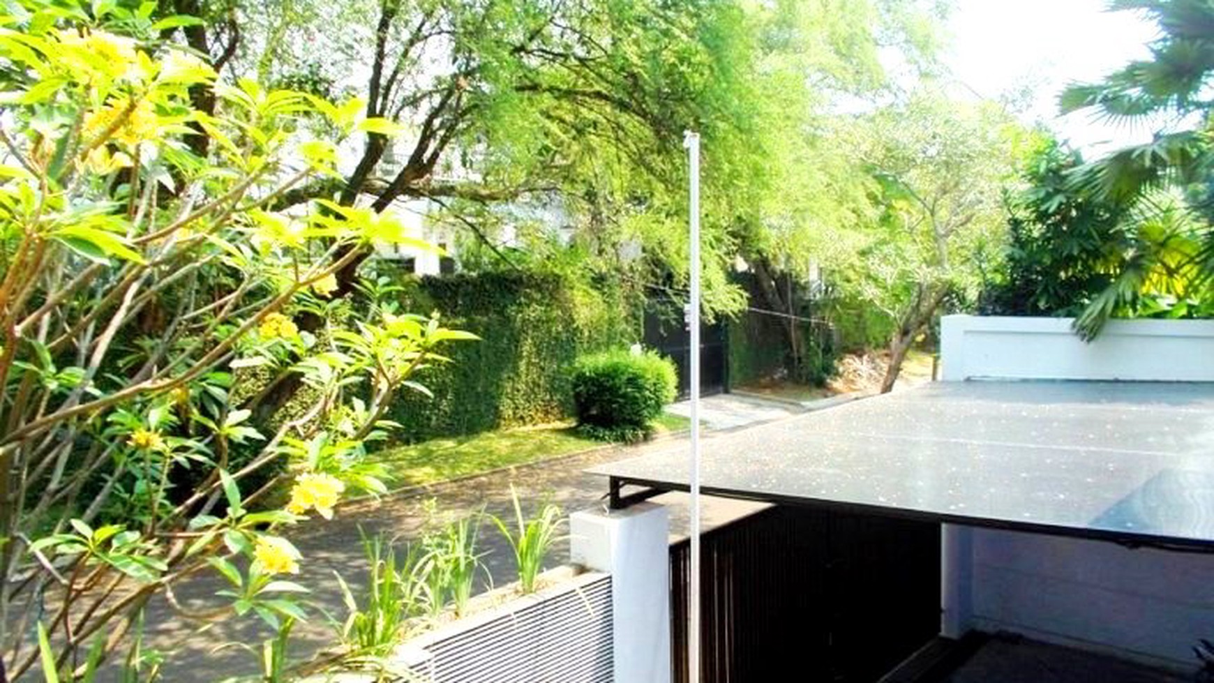 Nice House in the Compound...Very Quiet & Secure Area....Close to JIS...