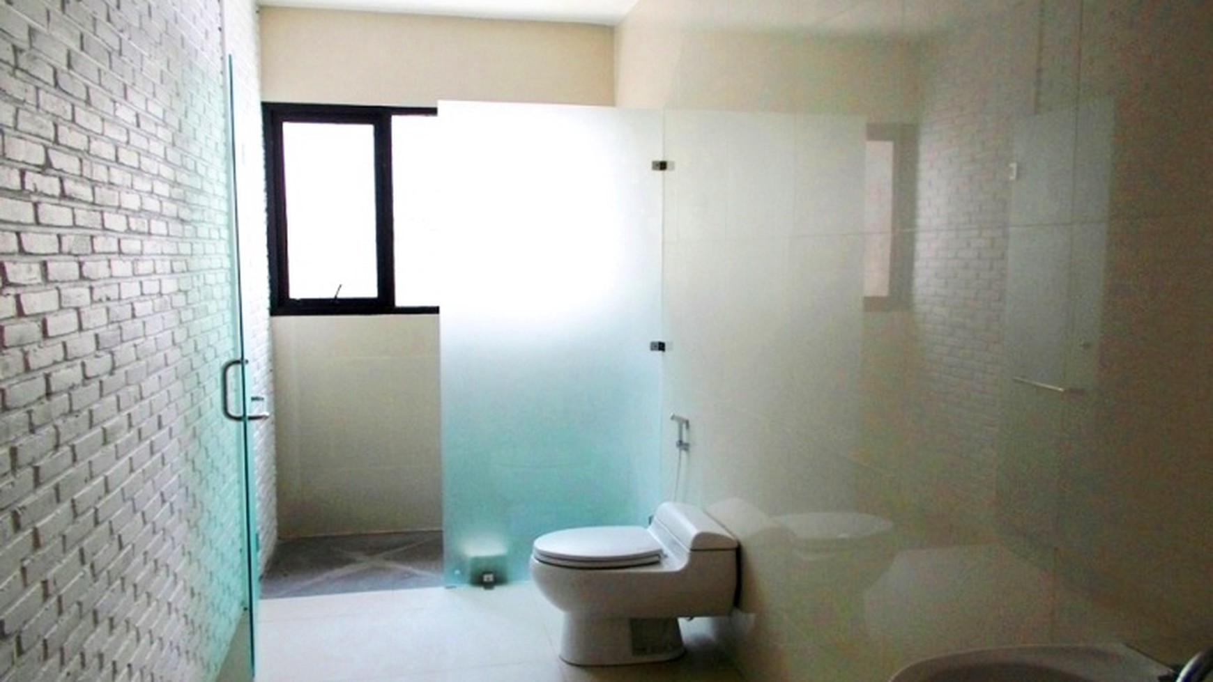 Nice House in the Compound...Very Quiet & Secure Area....Close to JIS...