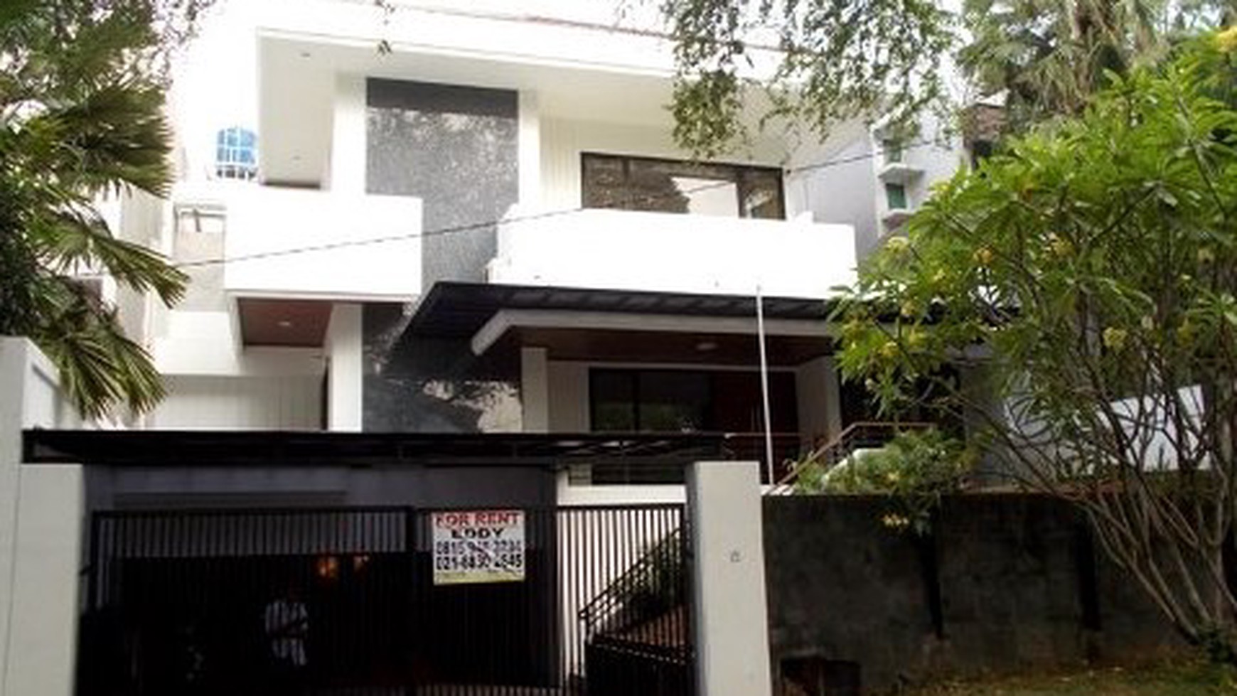 Nice House in the Compound...Very Quiet & Secure Area....Close to JIS...