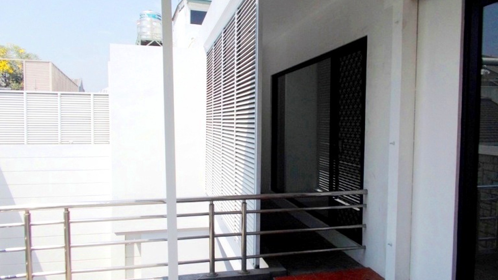 Nice House in the Compound...Very Quiet & Secure Area....Close to JIS...