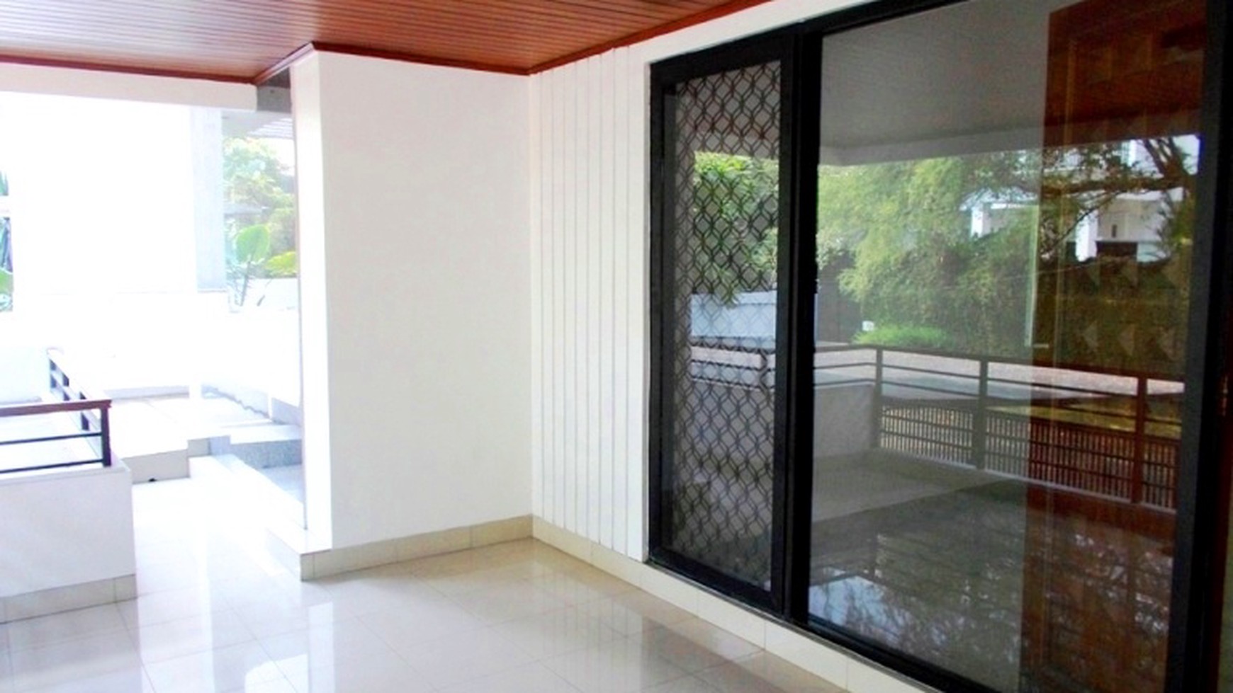 Nice House in the Compound...Very Quiet & Secure Area....Close to JIS...
