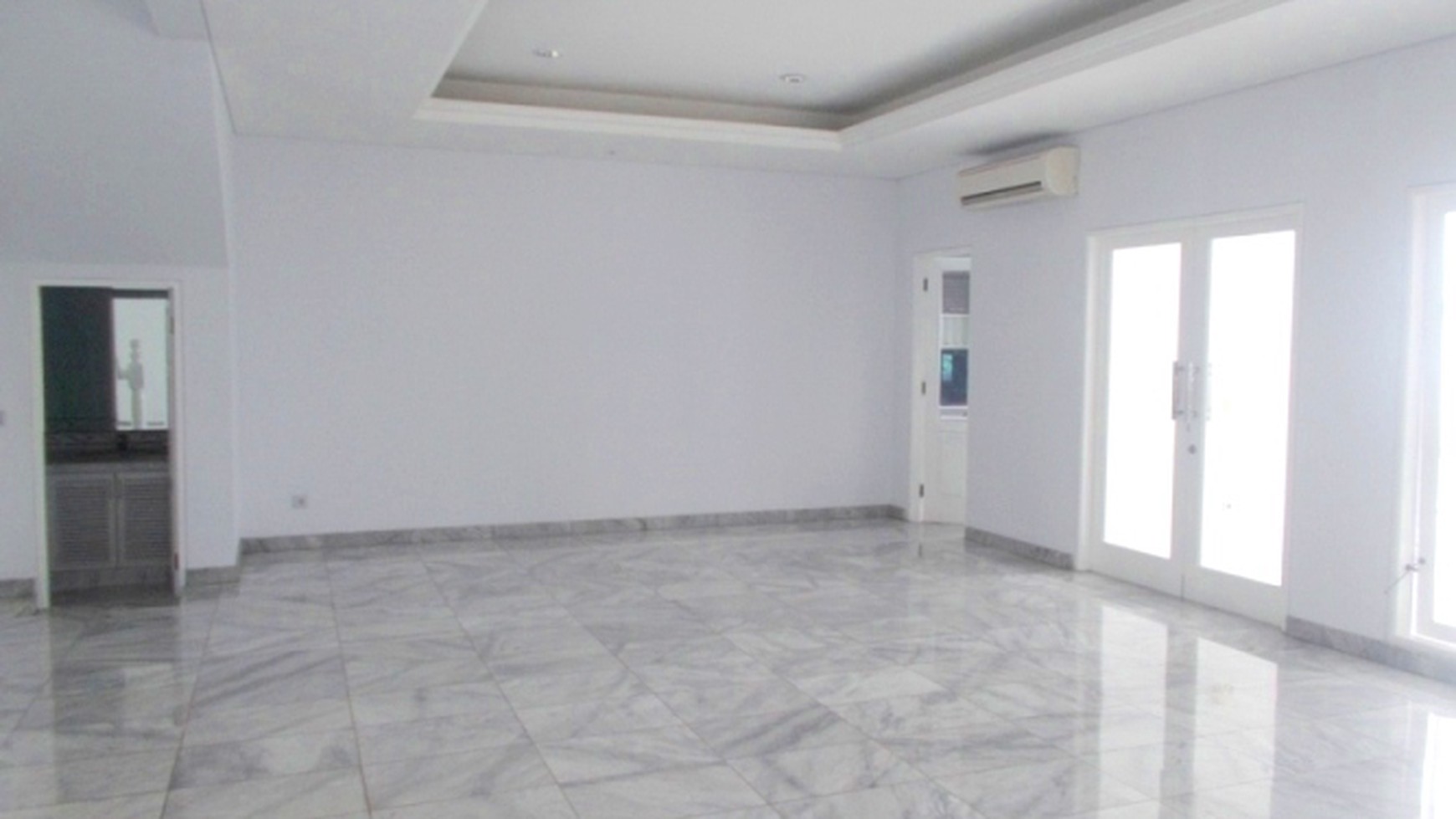 Luxury House...Classic Style..Quiet...Close to Senayan/Sudirman...