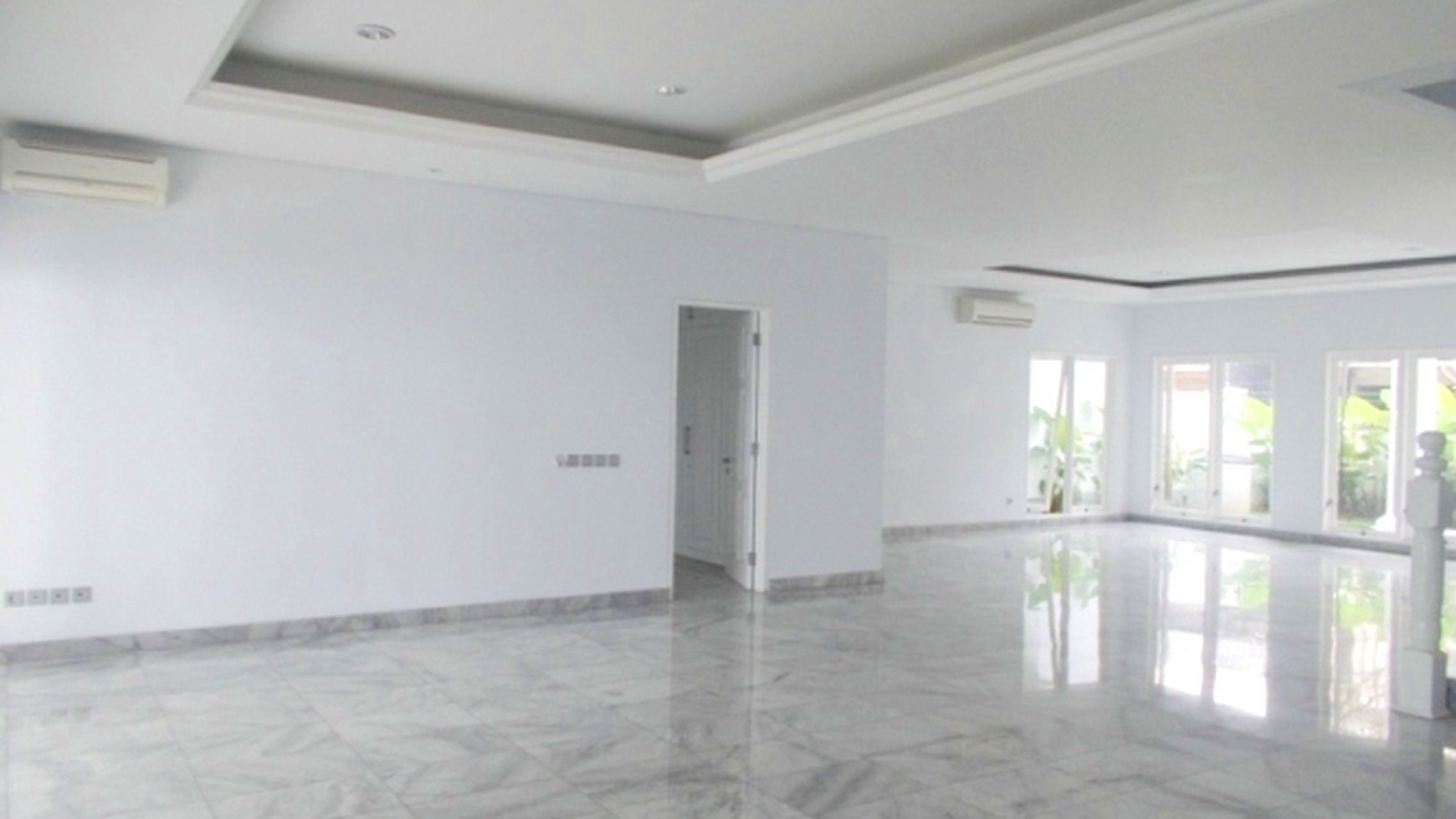 Luxury House...Classic Style..Quiet...Close to Senayan/Sudirman...