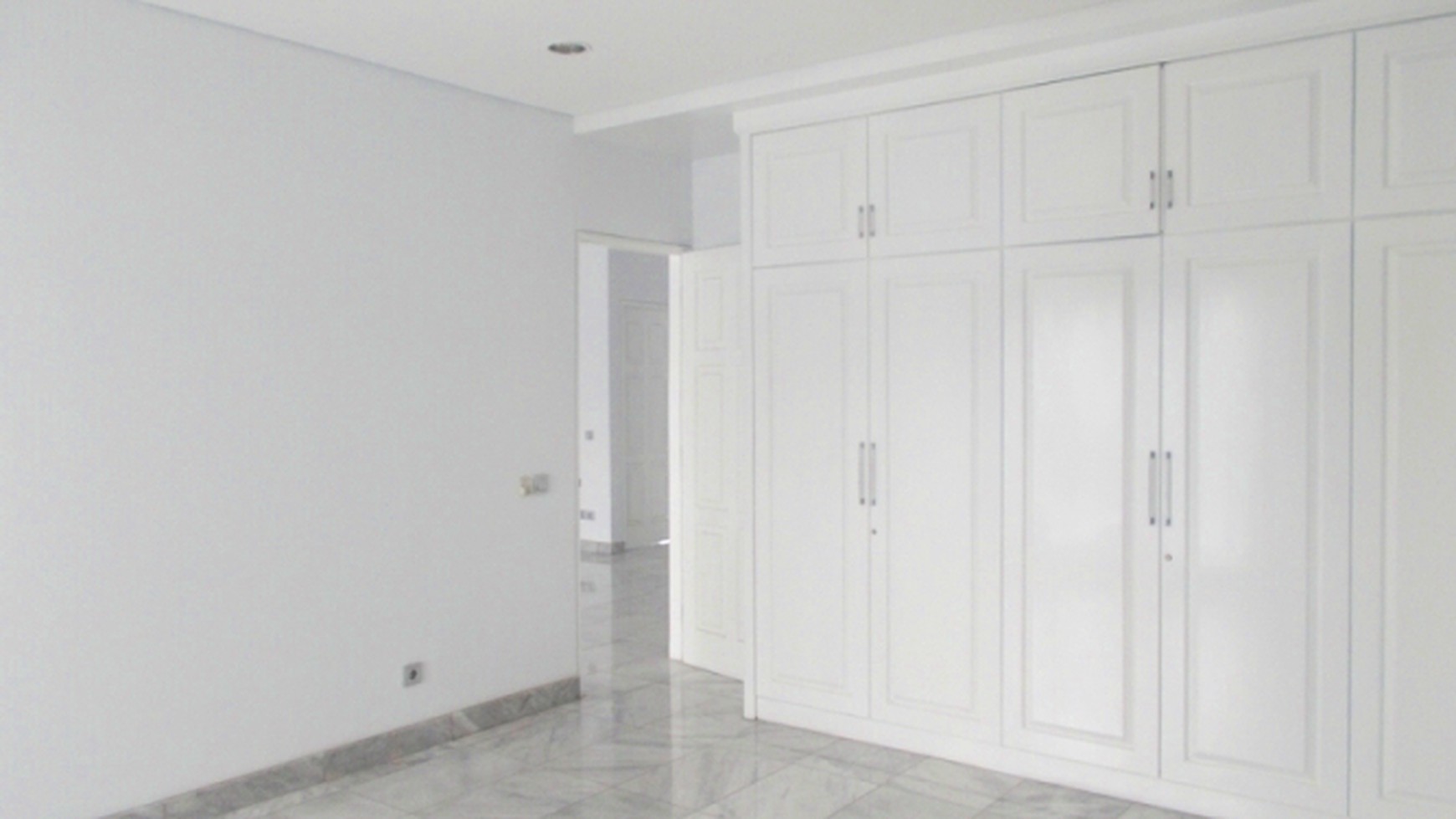 Luxury House...Classic Style..Quiet...Close to Senayan/Sudirman...