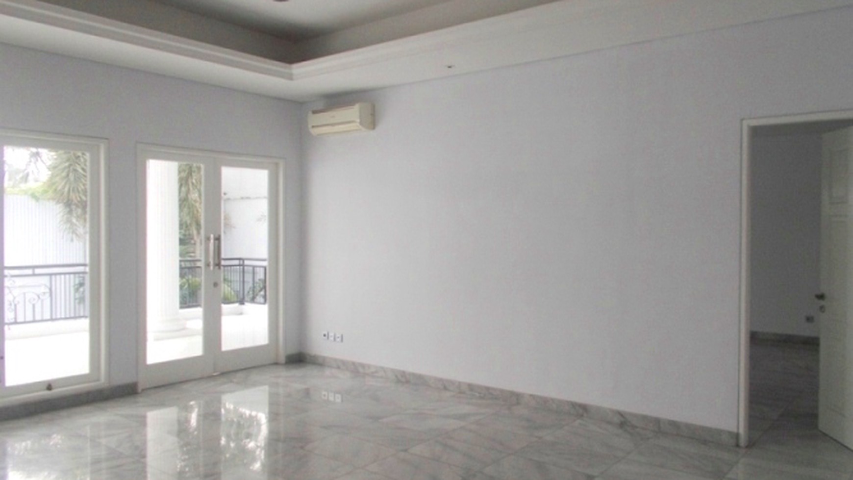 Luxury House...Classic Style..Quiet...Close to Senayan/Sudirman...