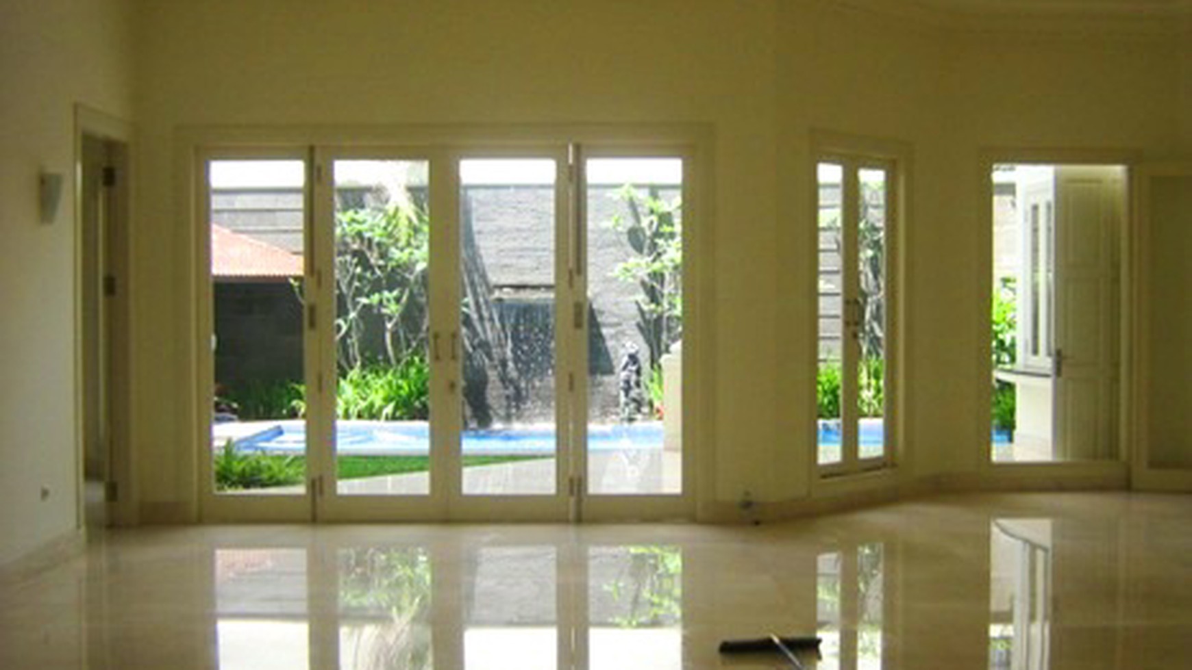 Luxury House...Classic Style..Quiet...Close to JIS & Golf course.