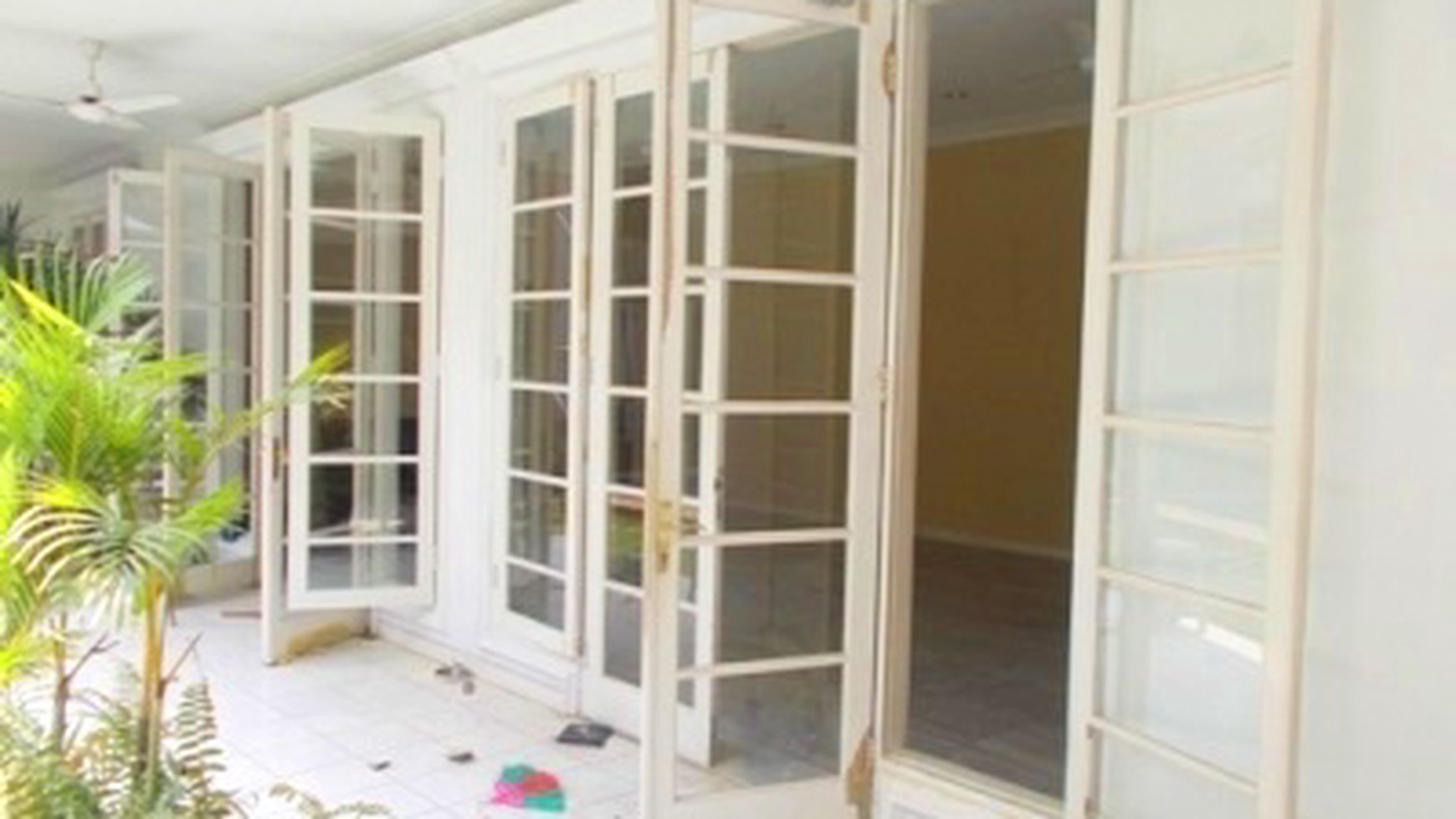 Nice Garden & Pool... Very Nice House...Quiet...Close to Senayan/Sudirman...