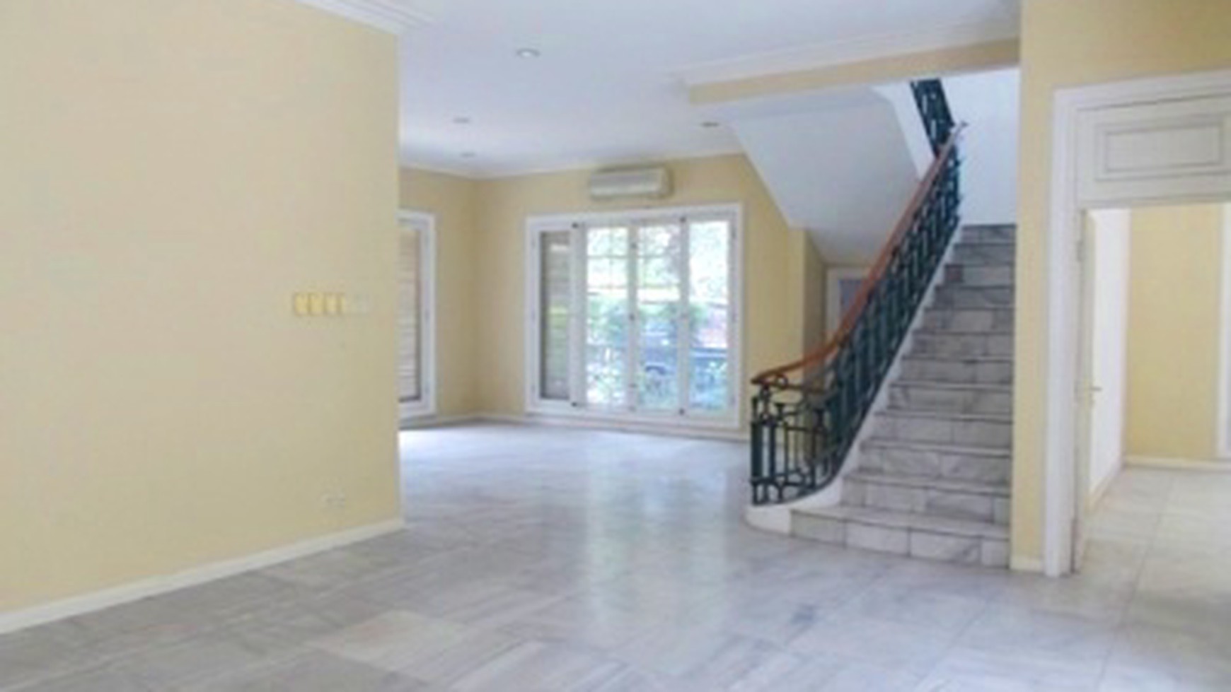 Nice Garden & Pool... Very Nice House...Quiet...Close to Senayan/Sudirman...