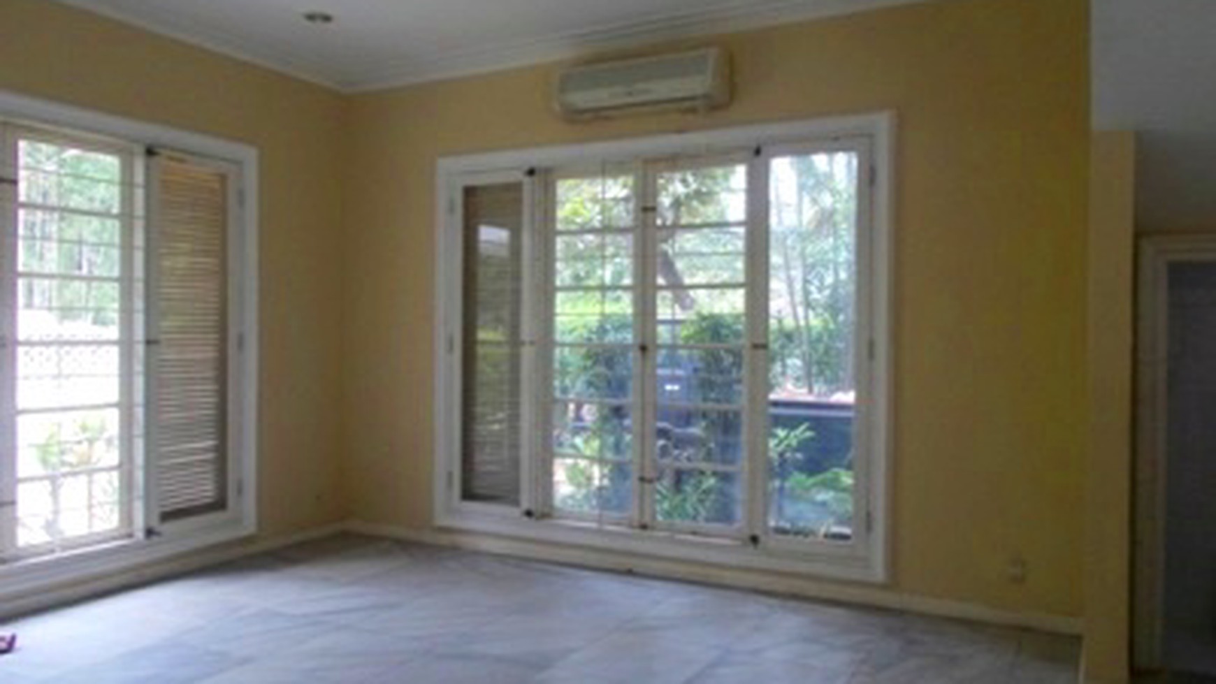 Nice Garden & Pool... Very Nice House...Quiet...Close to Senayan/Sudirman...