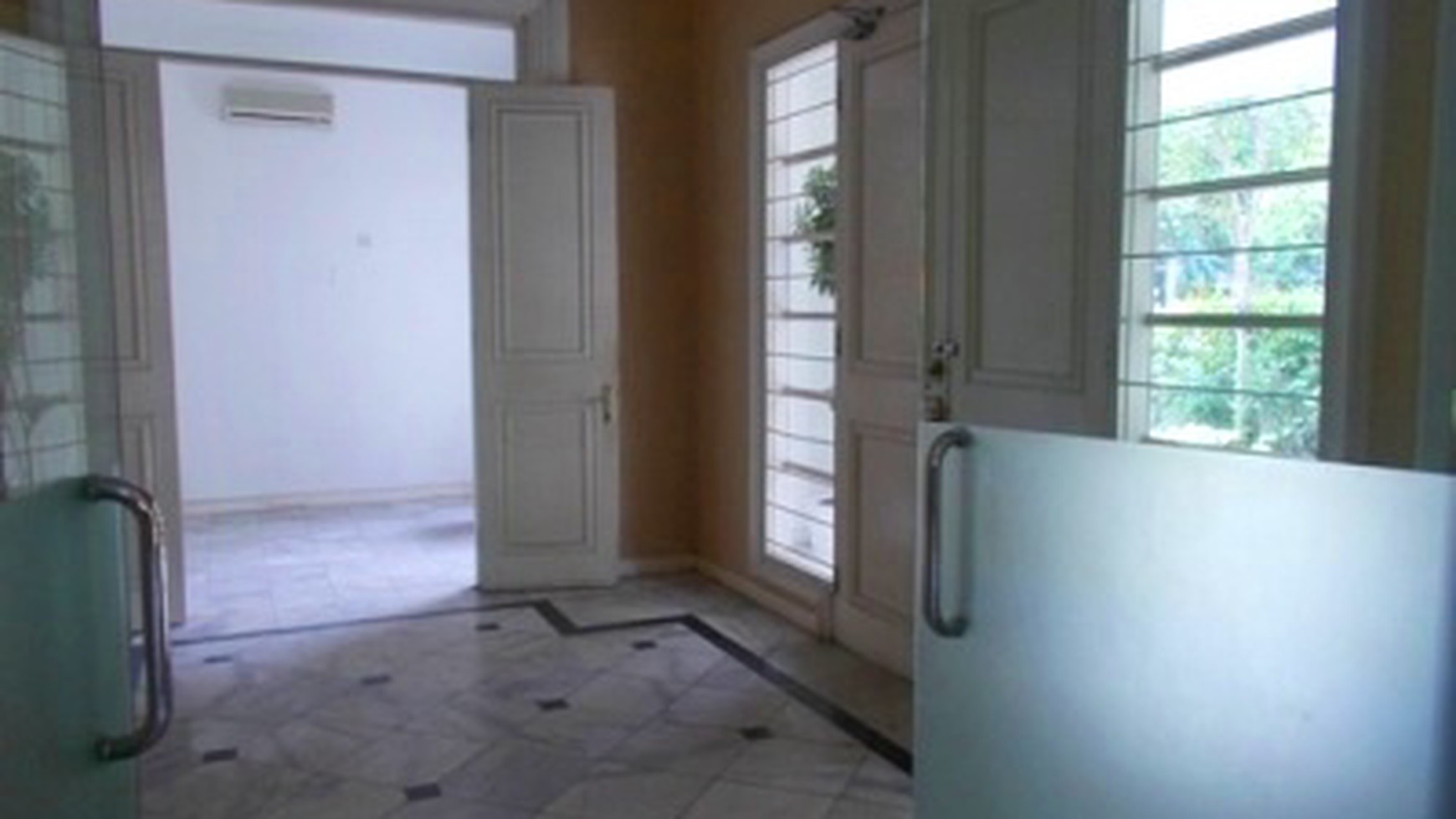 Nice Garden & Pool... Very Nice House...Quiet...Close to Senayan/Sudirman...