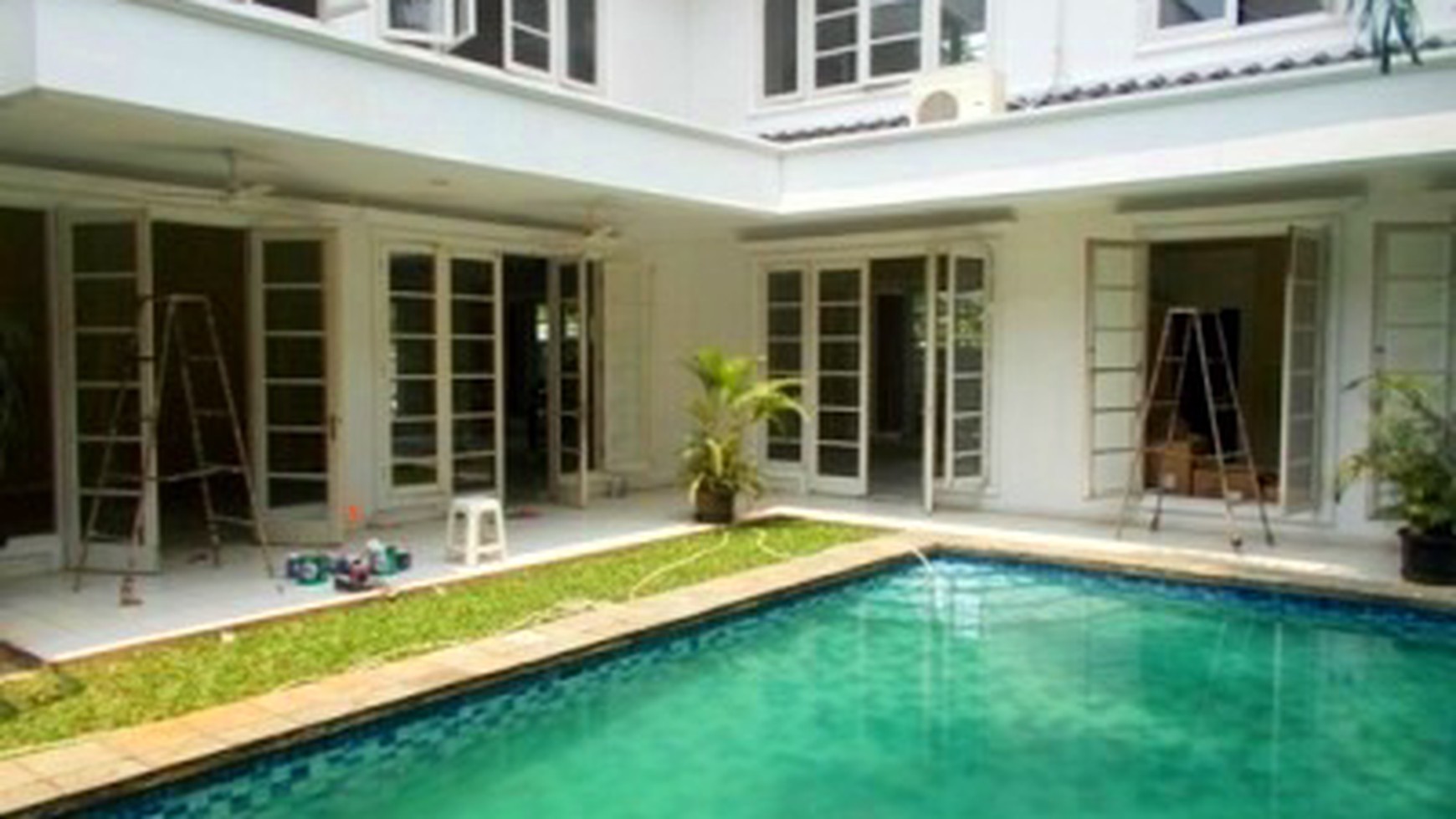Nice Garden & Pool... Very Nice House...Quiet...Close to Senayan/Sudirman...