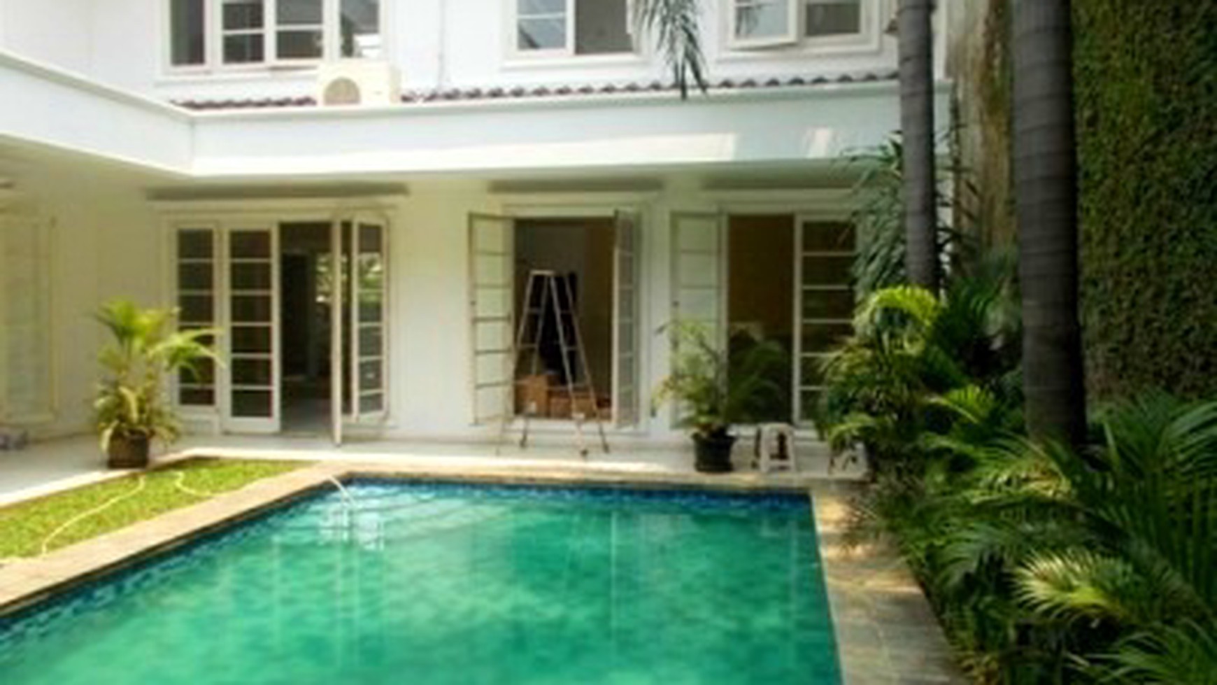 Nice Garden & Pool... Very Nice House...Quiet...Close to Senayan/Sudirman...