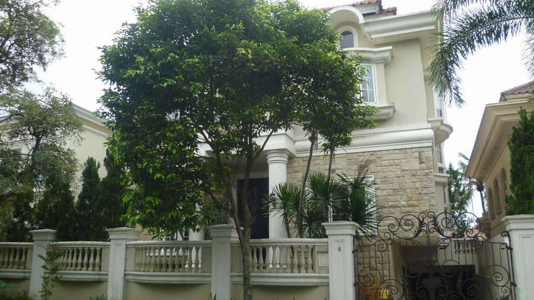 Disewakan Rumah Taman Beverly Golf - Lippo Karawaci