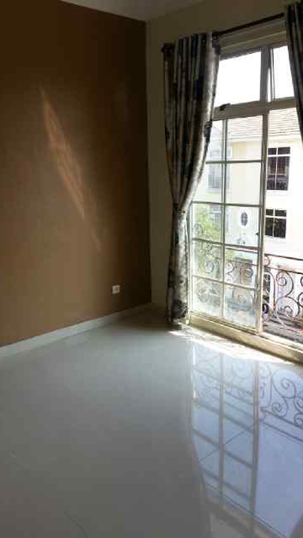 Dijual Townhouse Taman Paris cantik lantai 2&3 - Lippo Karawaci