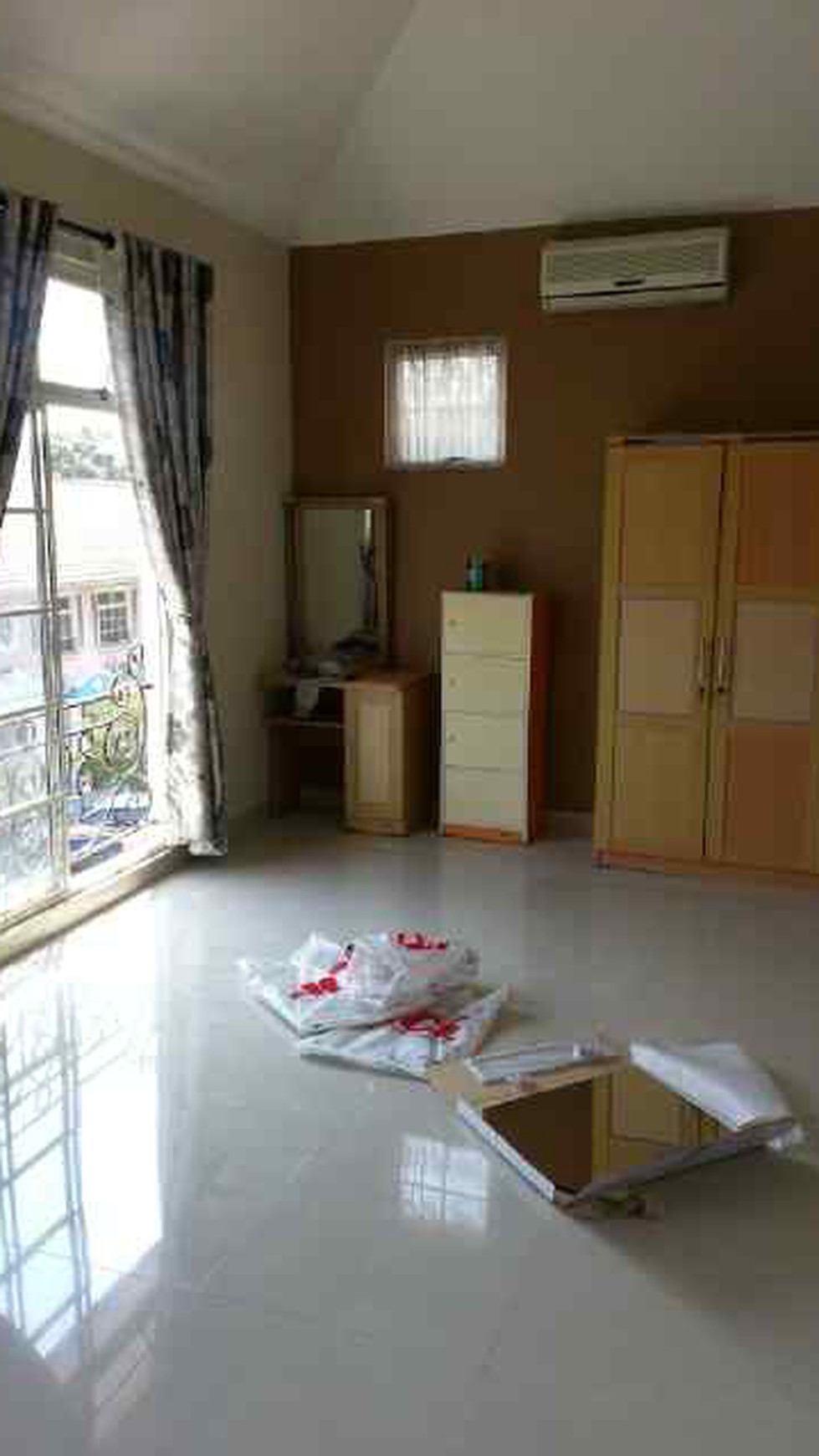 Dijual Townhouse Taman Paris cantik lantai 2&3 - Lippo Karawaci