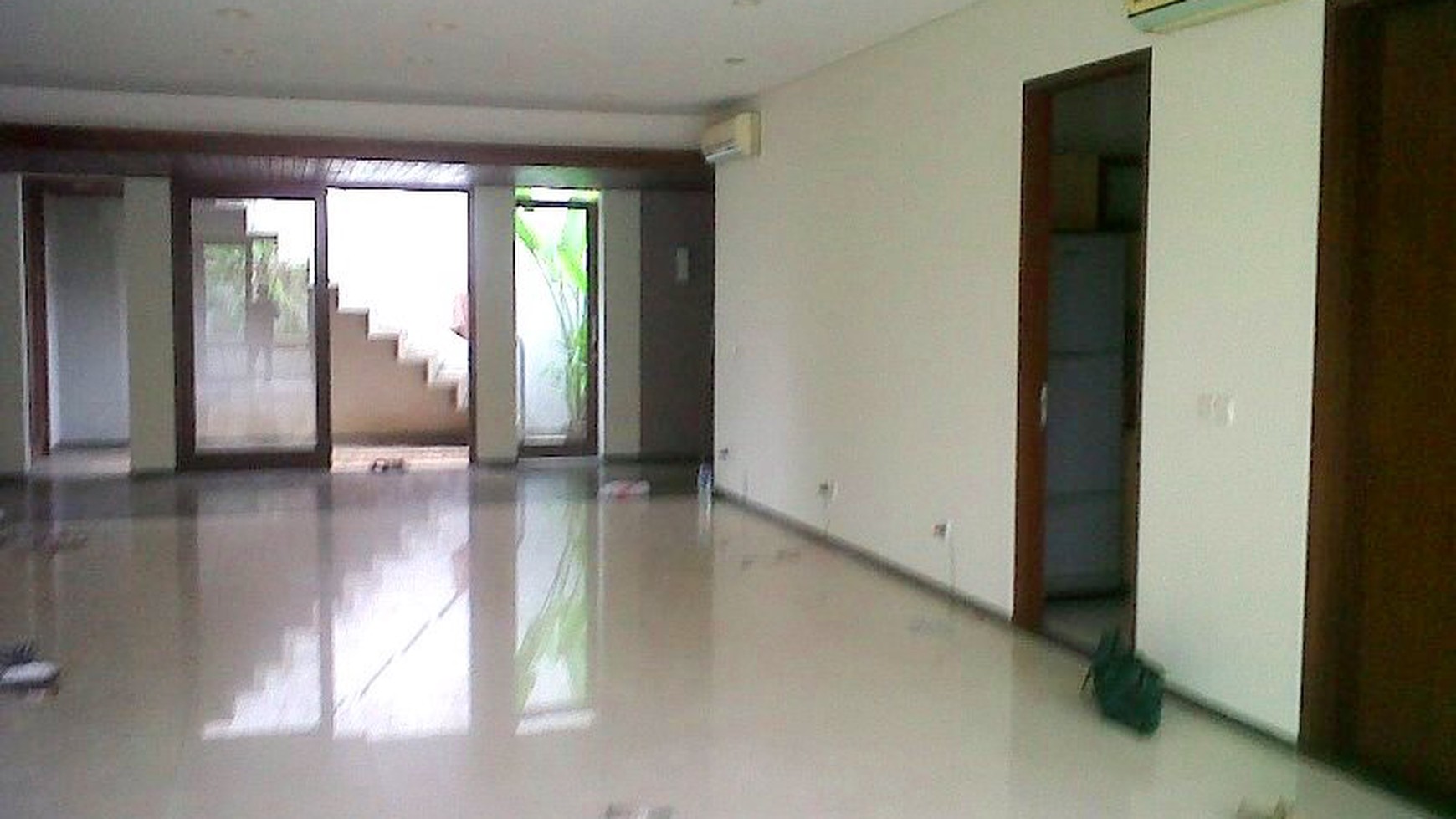 Minimalist house... Nice garden & Pool... Close to Sudirman...