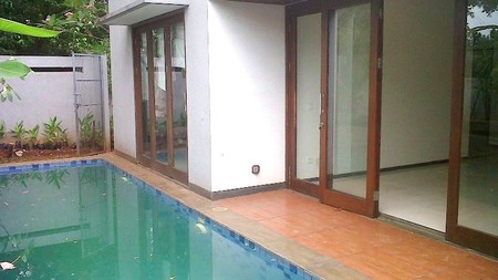 Minimalist house... Nice garden & Pool... Close to Sudirman...