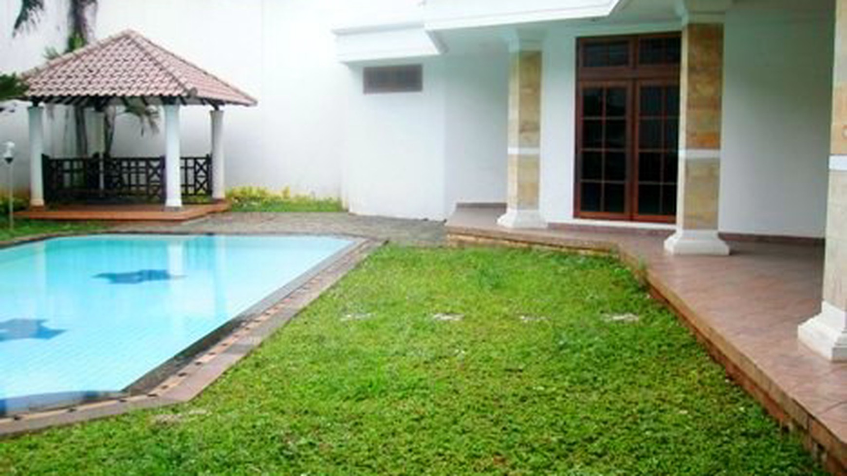 Big Pool & Big Garden... Quiet area.... 1 floor.... Close to Sudirman...