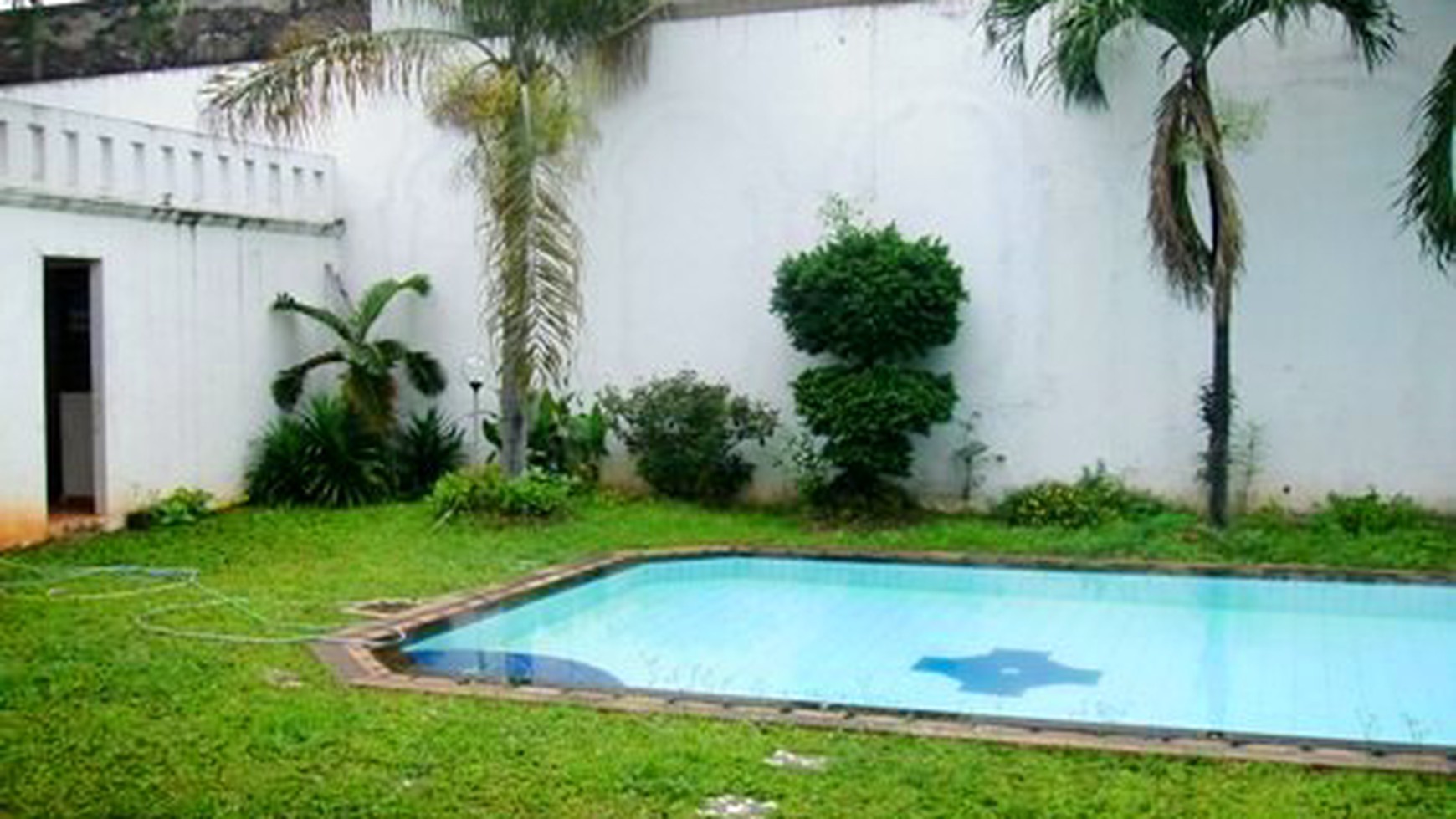 Big Pool & Big Garden... Quiet area.... 1 floor.... Close to Sudirman...