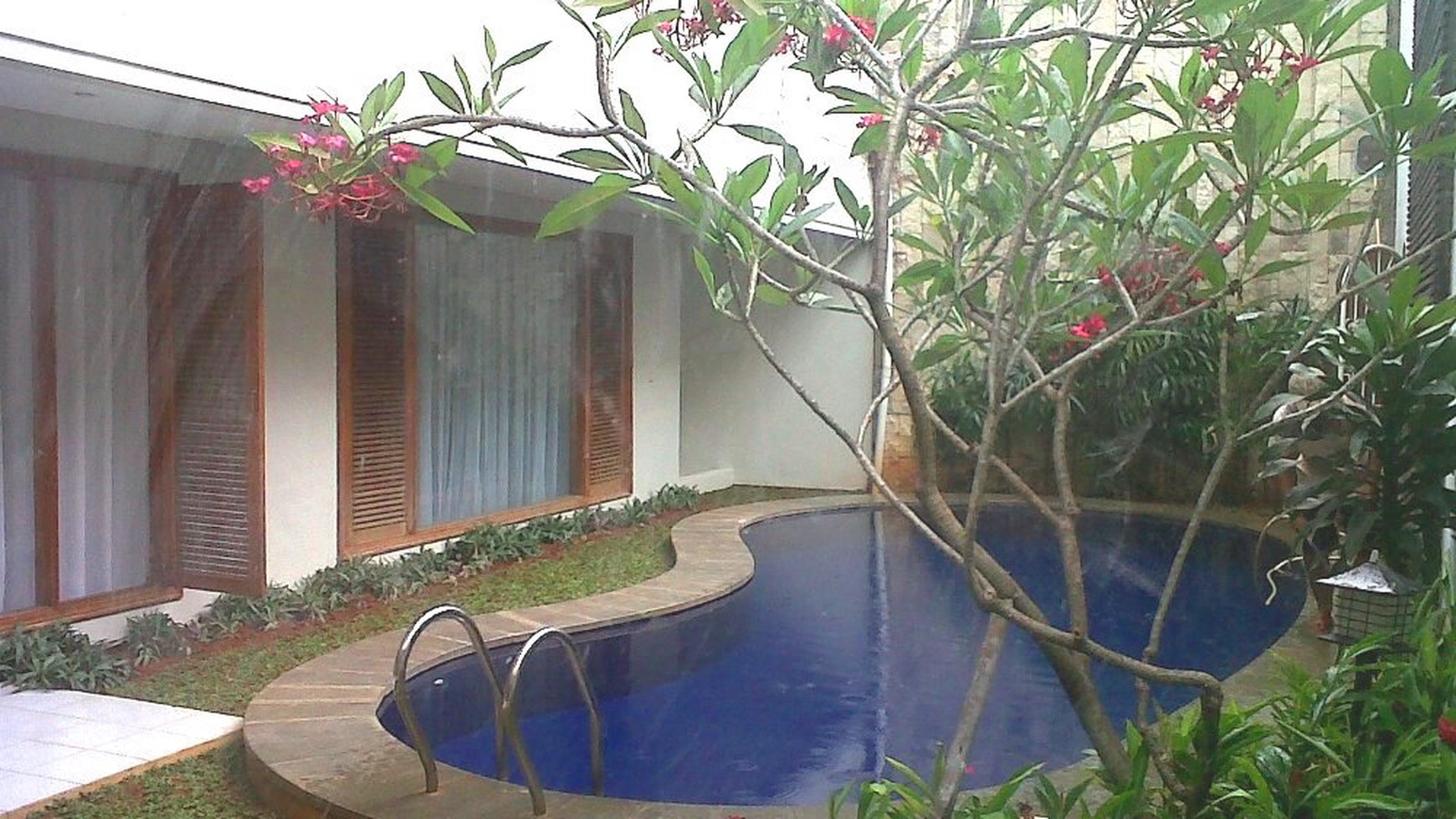 Very Nice House...Renvated... Nice Garden & Pool...Close to Sudirman...