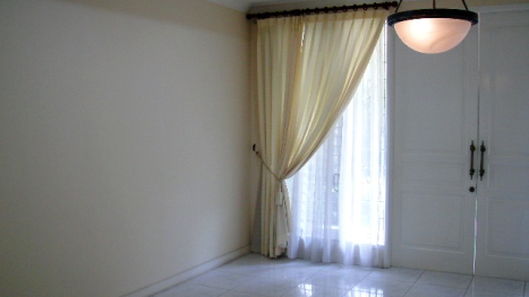 Renovated House... Quiet & Secure area...Close to JIS...