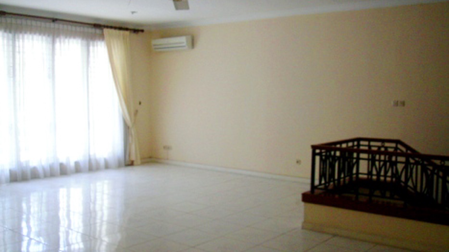 Renovated House... Quiet & Secure area...Close to JIS...