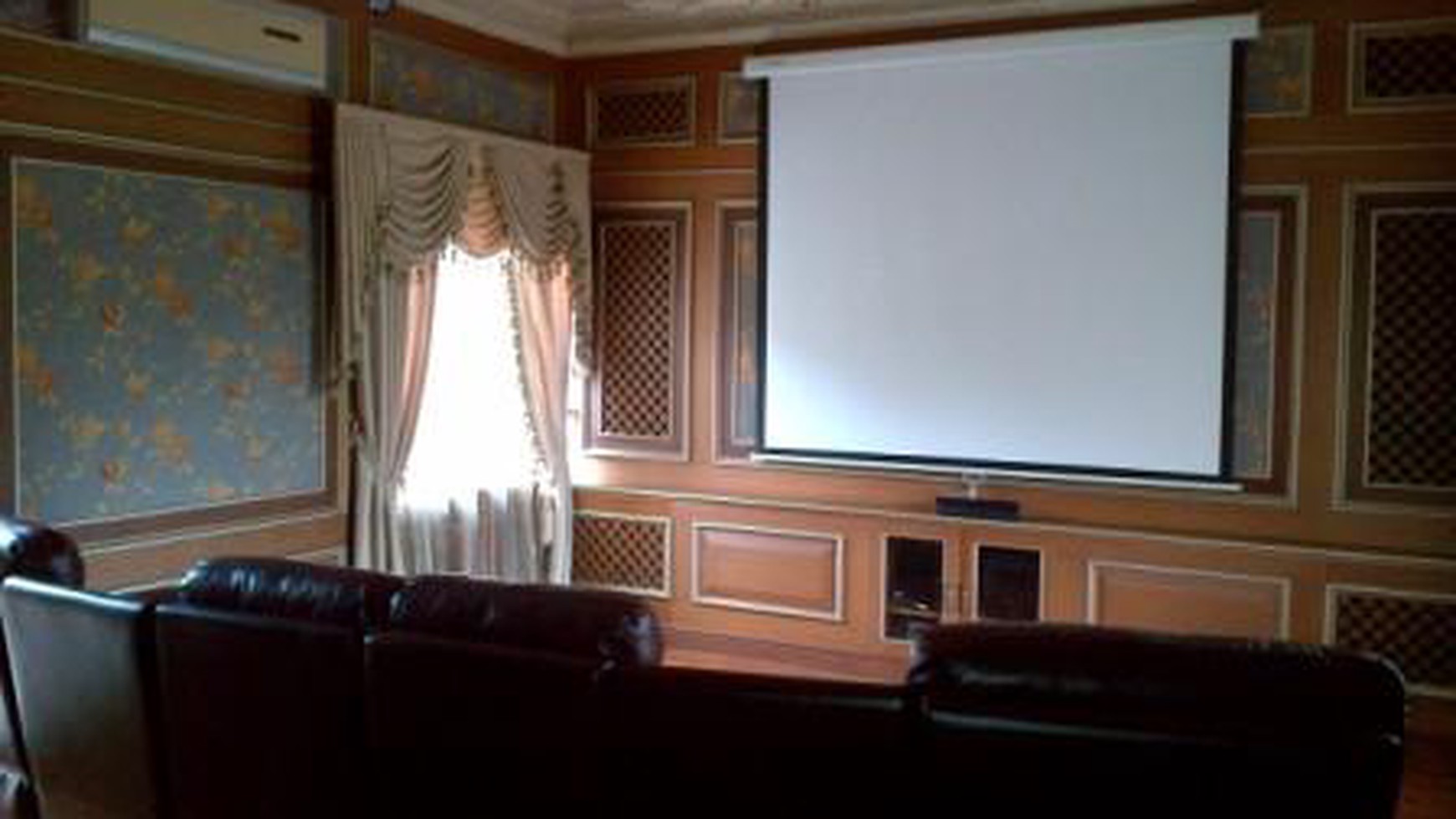 Full furnished Victorian style house at south Jakarta with the affordable price