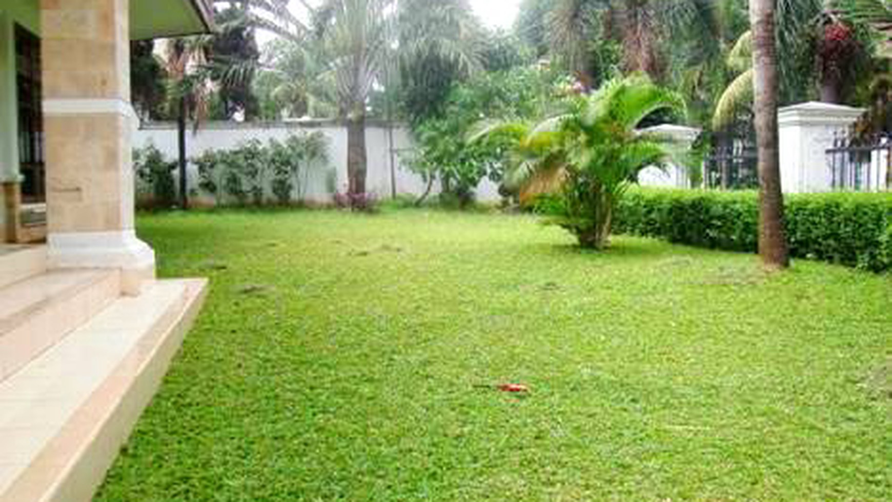 Big Garden...Big Pool...Unfurnished...Close to Senayan...