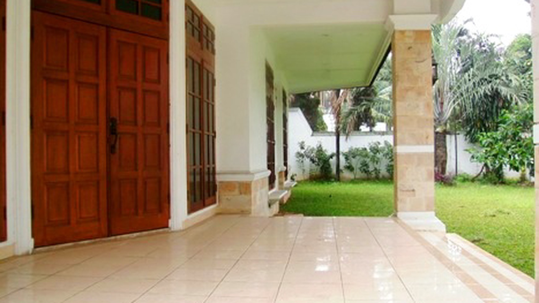 Big Garden...Big Pool...Unfurnished...Close to Senayan...