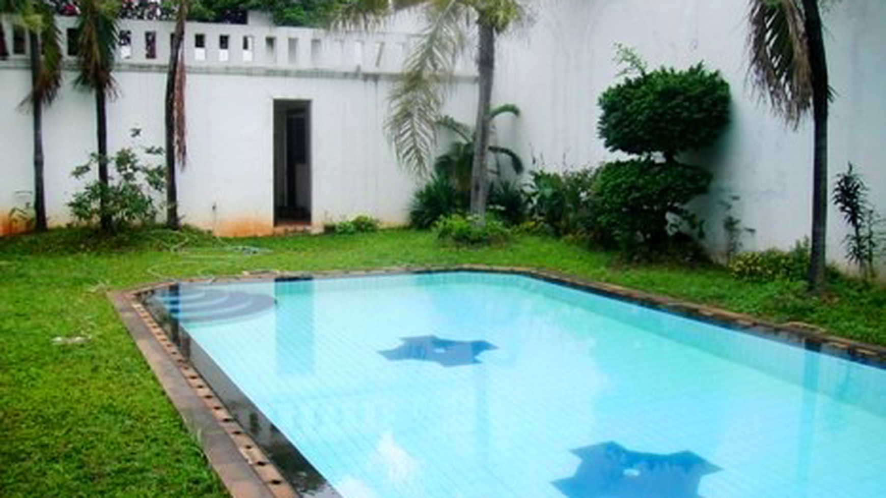 Big Garden...Big Pool...Unfurnished...Close to Senayan...