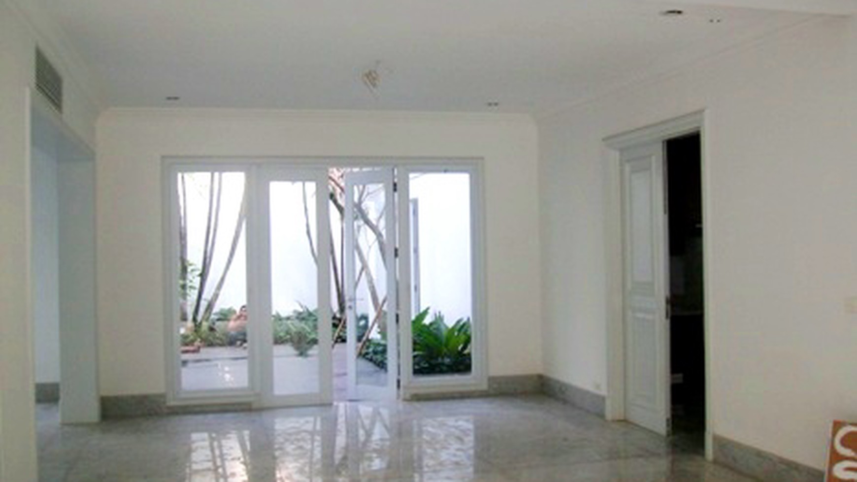 Newly Renovated...Prime Area...Classics Style....Nice Garden & Pool....