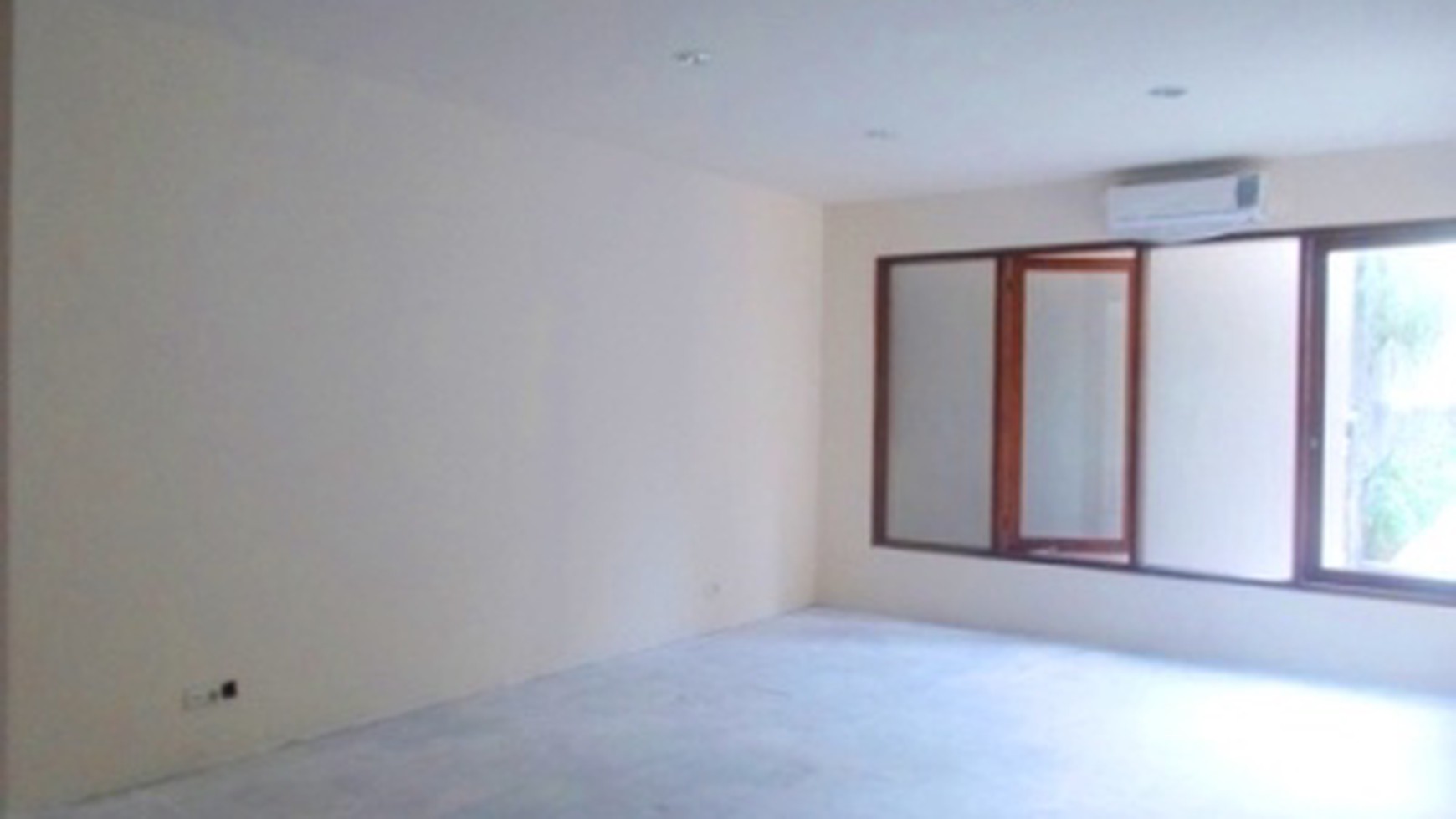 New/Renovated House in the a Compound..VeryQuiet..Close to Senayan..