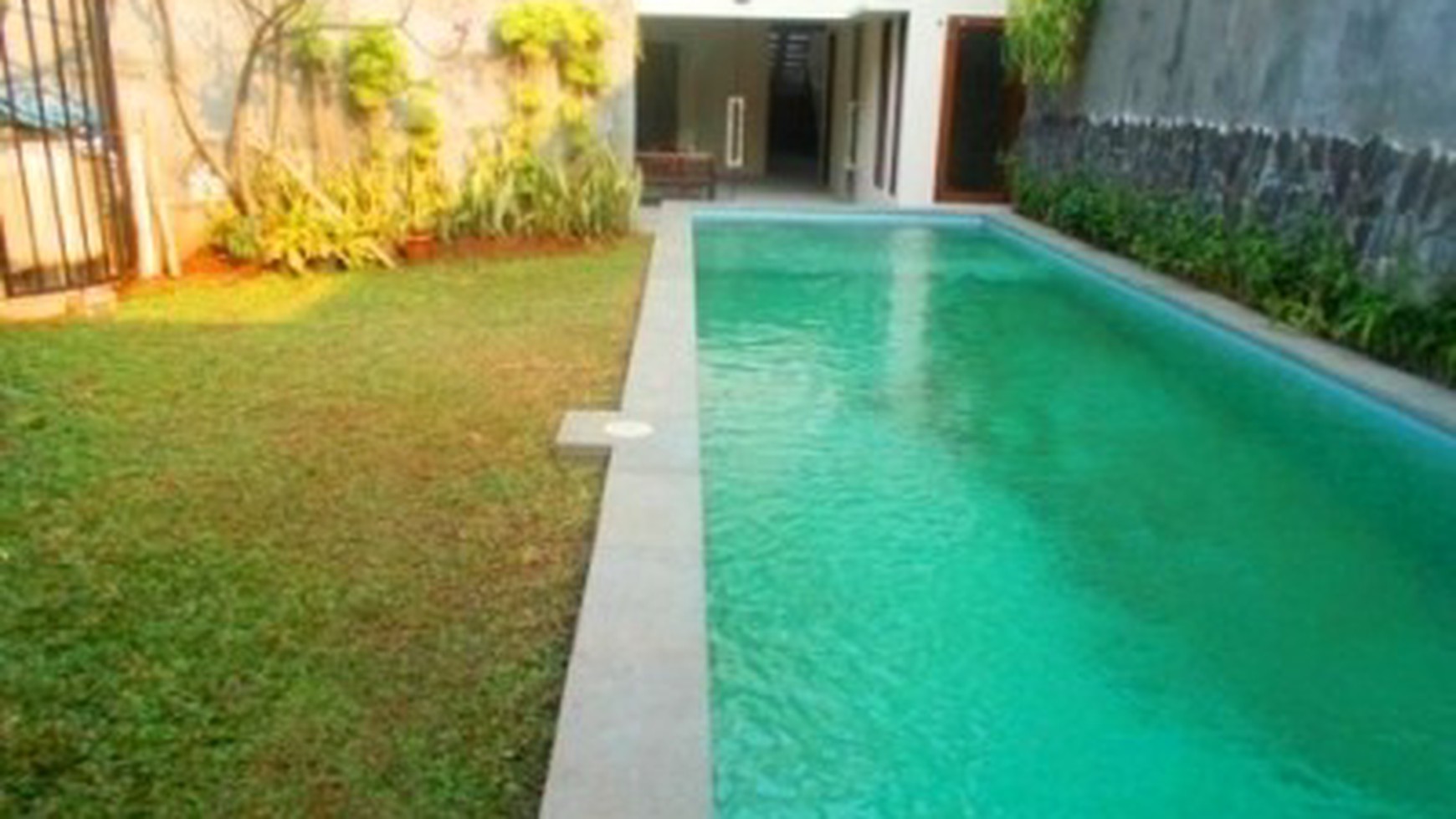 New/Renovated House in the a Compound..VeryQuiet..Close to Senayan..