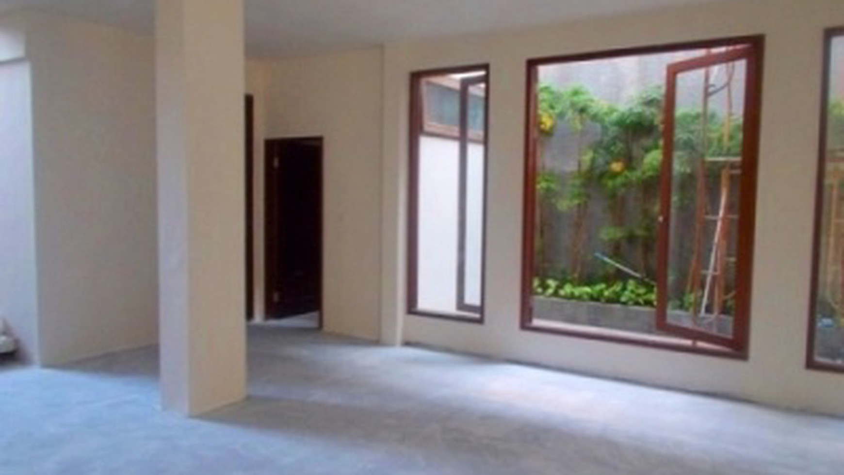 New/Renovated House in the a Compound..VeryQuiet..Close to Senayan..