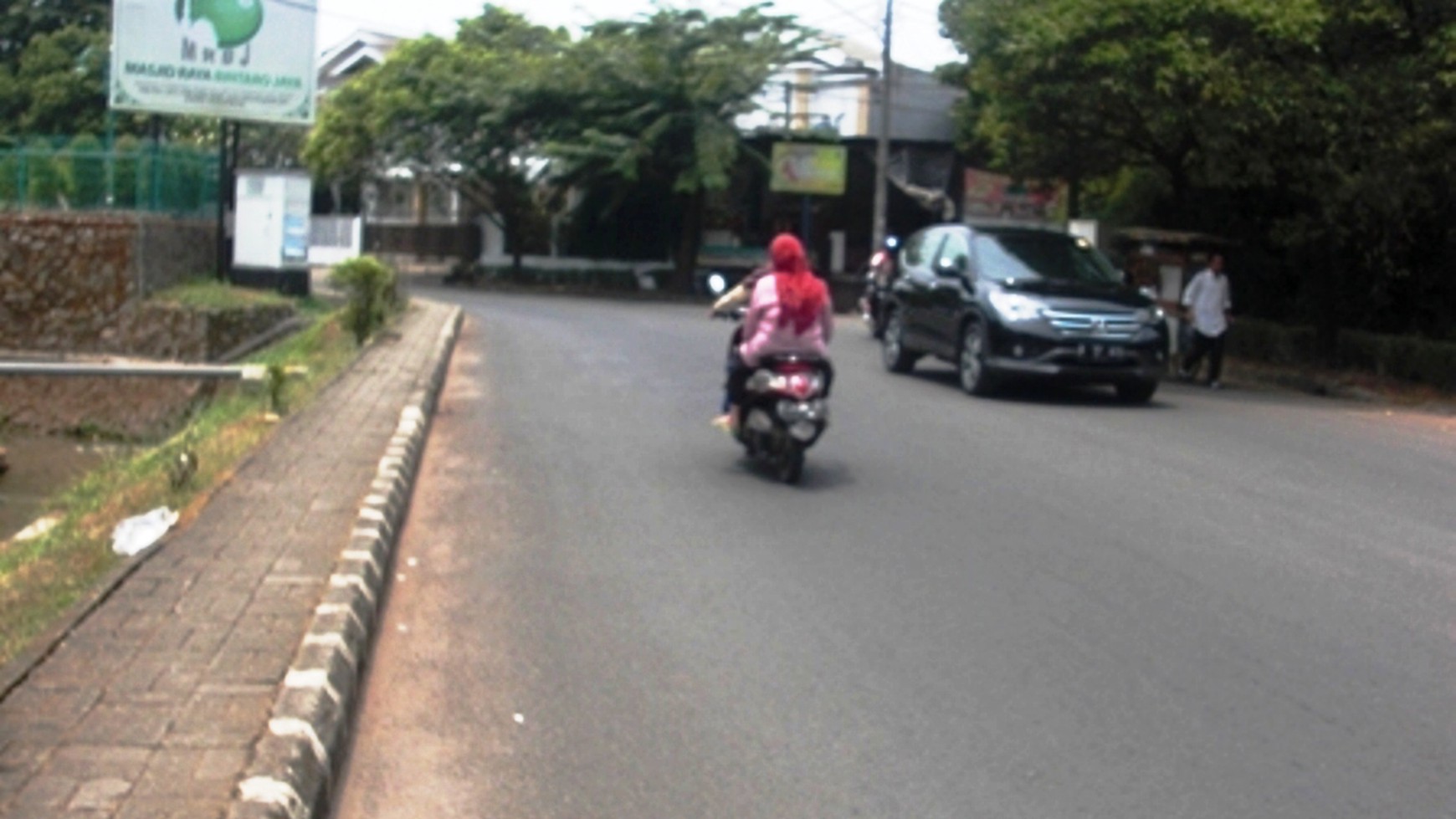 Rumah dipinggir jalan,bagus,nyaman di sektor 9 bintaro jaya