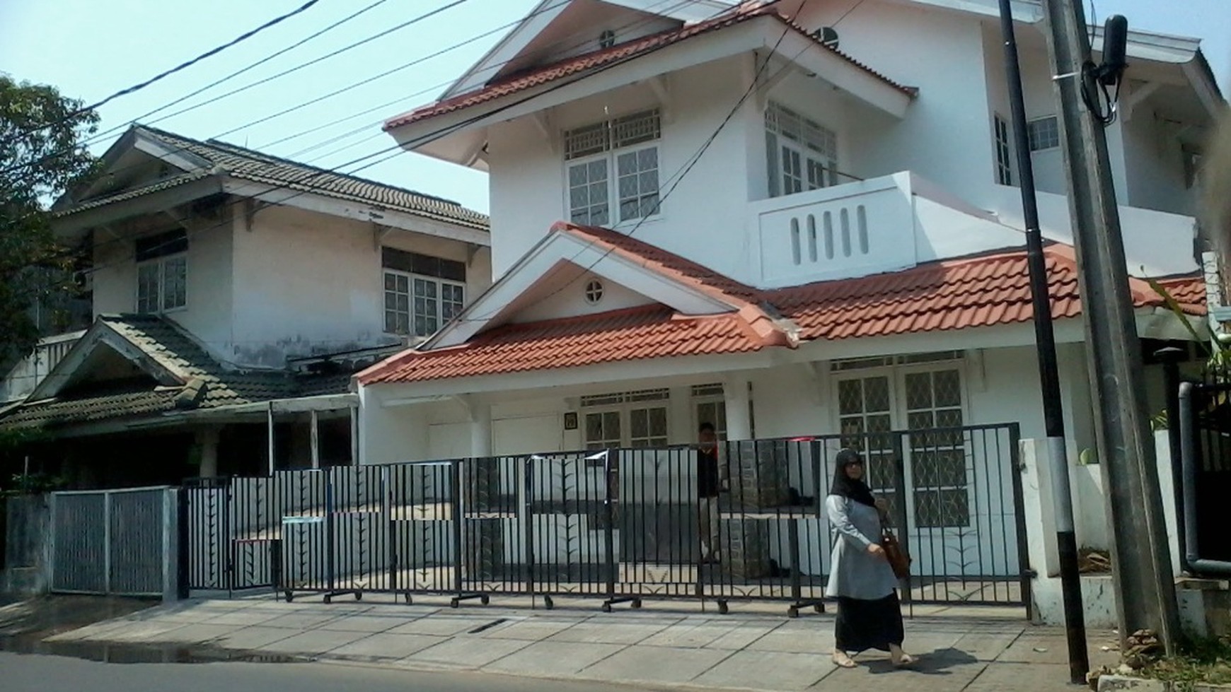 RUMAH BAGUS,PINGGIR JALAN,GOOD PRICE DI BINTARO