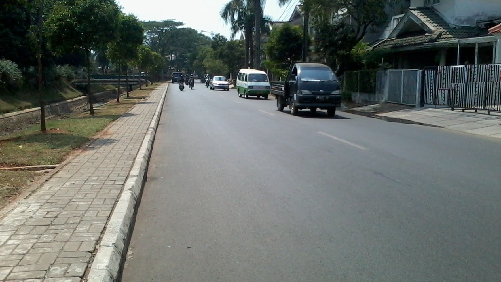 RUMAH BAGUS,PINGGIR JALAN,GOOD PRICE DI BINTARO