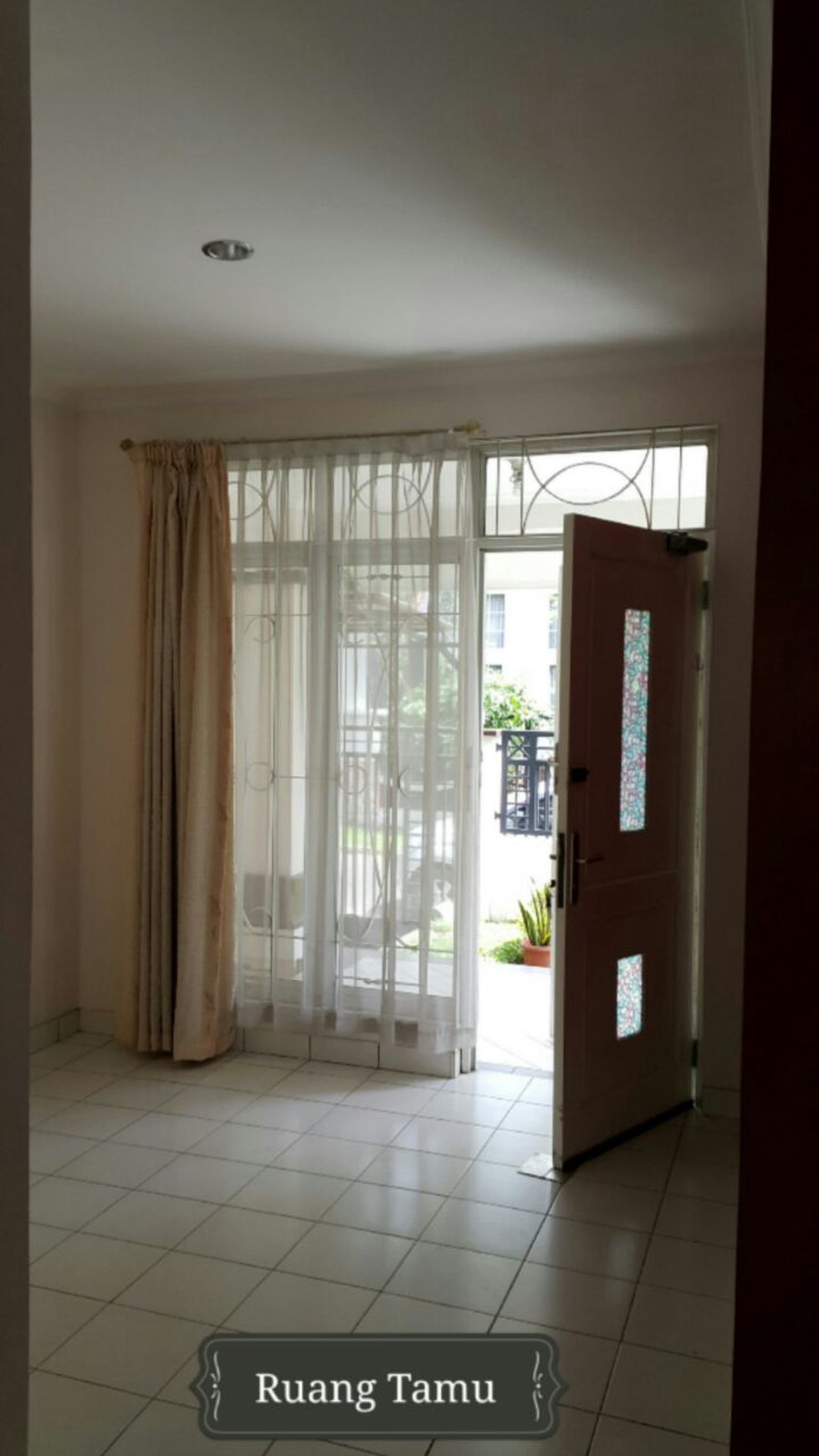 [RENT/SEWA] BSD - Rumah Terawat dekat sekolah & RS, Ada 2 AC, Harga Super Reasonable, Taman & Balkon
