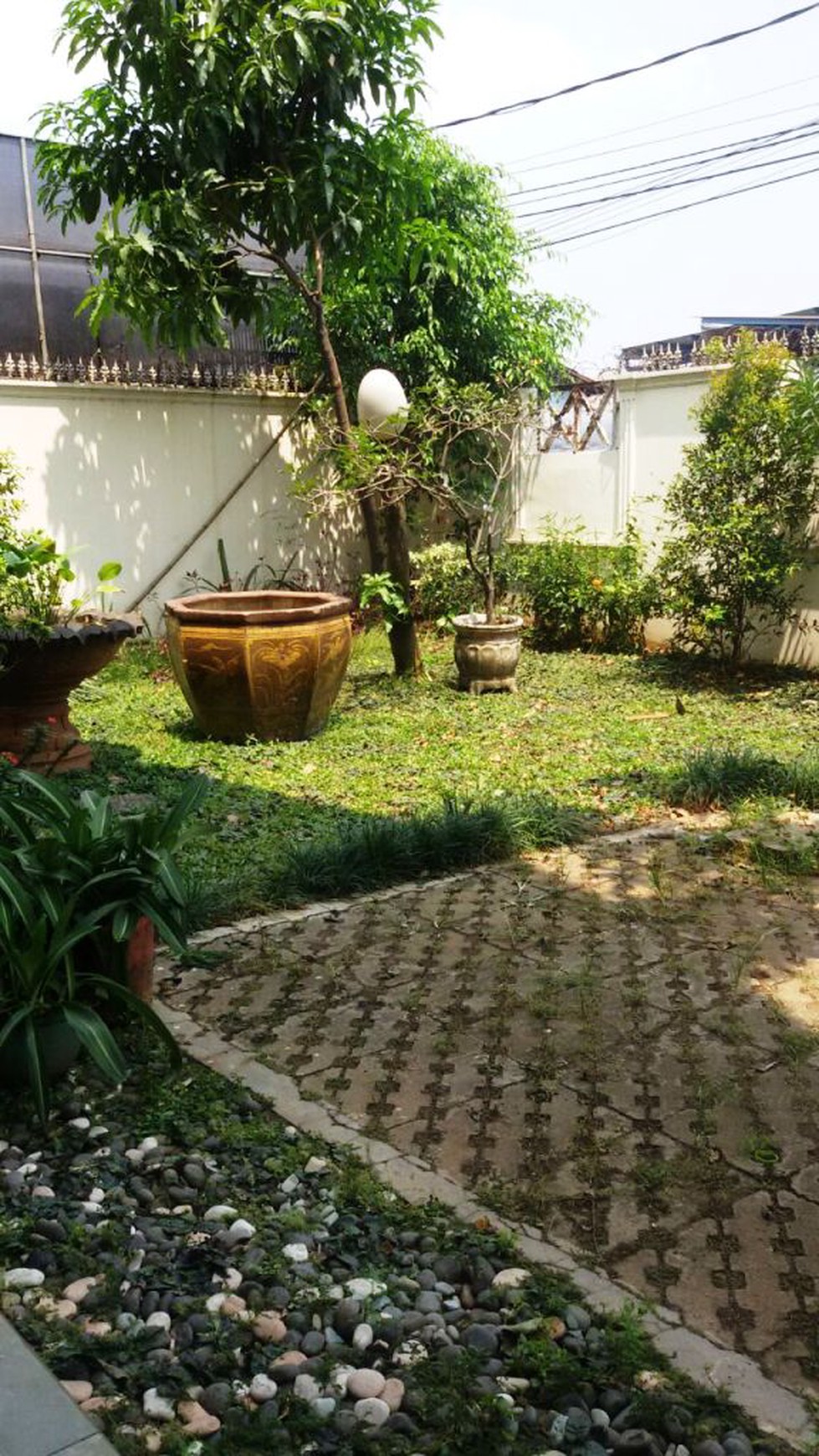 Rumah pinggir jalan,siap huni,lokasi oke di Kesehatan Bintaro Jakarta Selatan