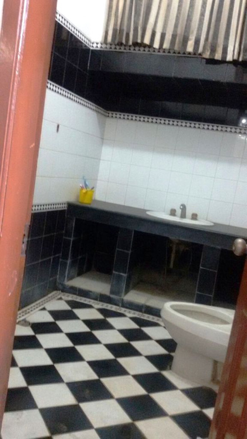 Rumah pinggir jalan,siap huni,lokasi oke di Kesehatan Bintaro Jakarta Selatan