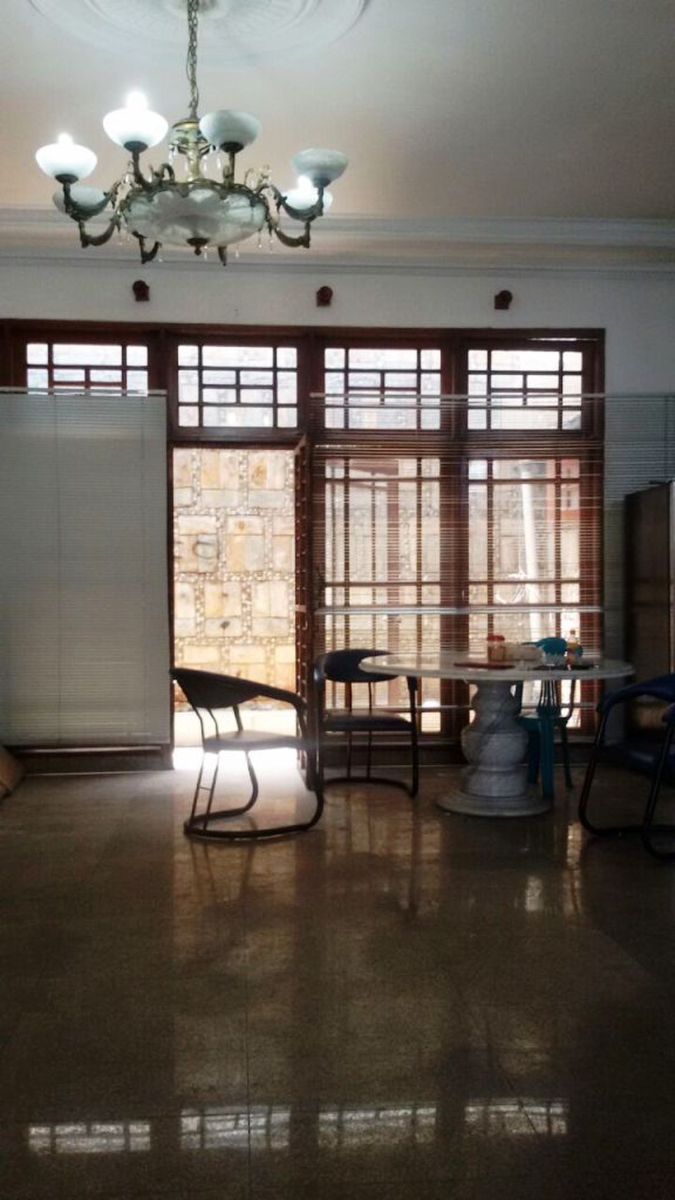 Rumah pinggir jalan,siap huni,lokasi oke di Kesehatan Bintaro Jakarta Selatan