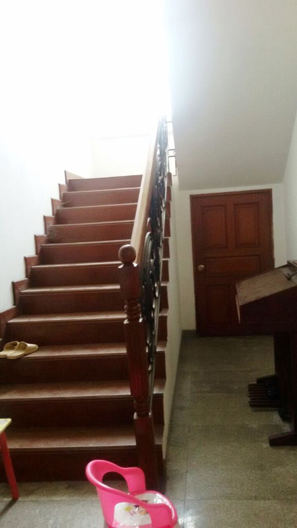 Rumah pinggir jalan,siap huni,lokasi oke di Kesehatan Bintaro Jakarta Selatan