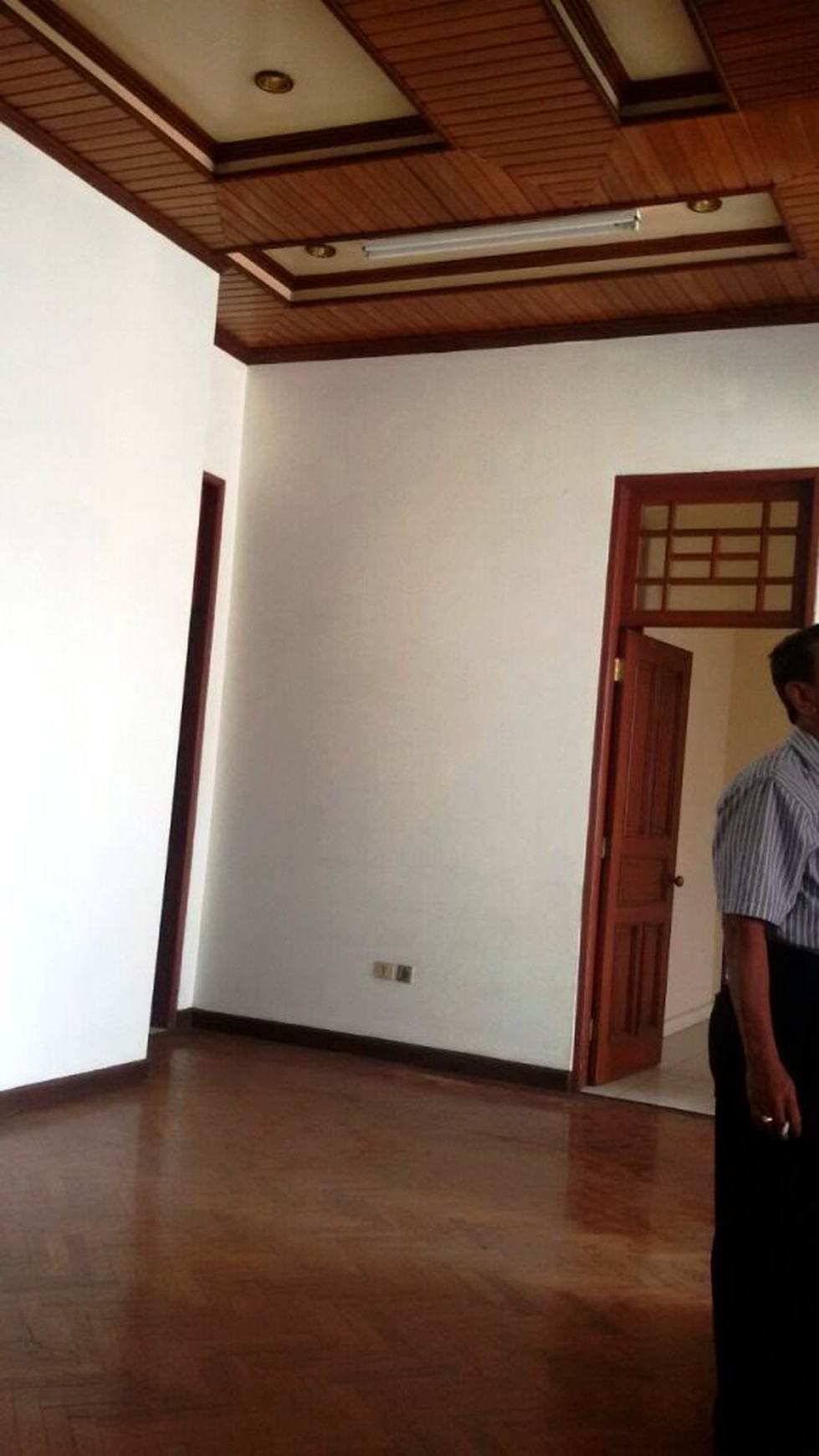 Rumah pinggir jalan,siap huni,lokasi oke di Kesehatan Bintaro Jakarta Selatan